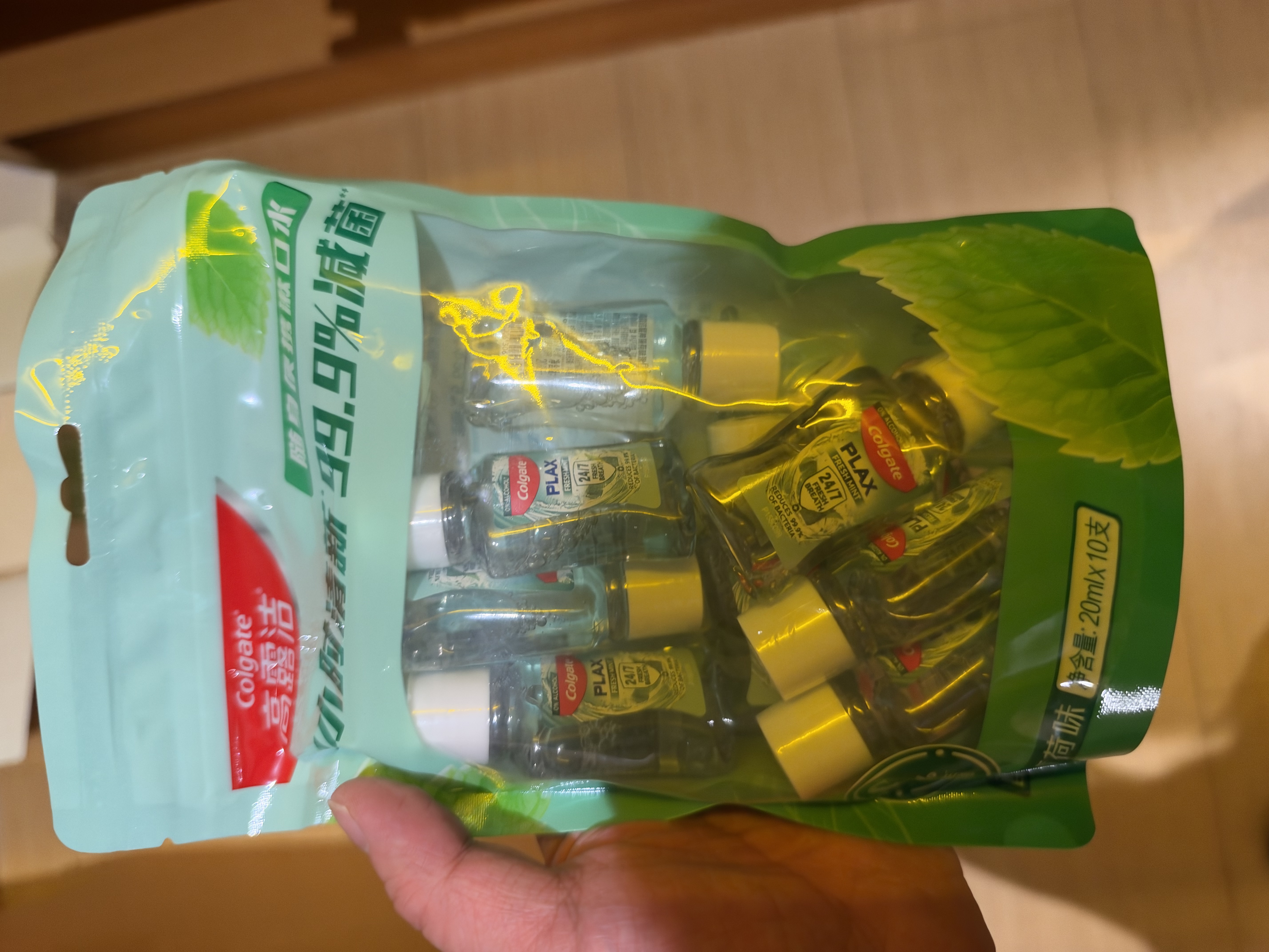 高露洁（Colgate）竹炭薄荷便携漱口水20ml*10独立小包装含氟 旅行装小瓶 清新口气 实拍图
