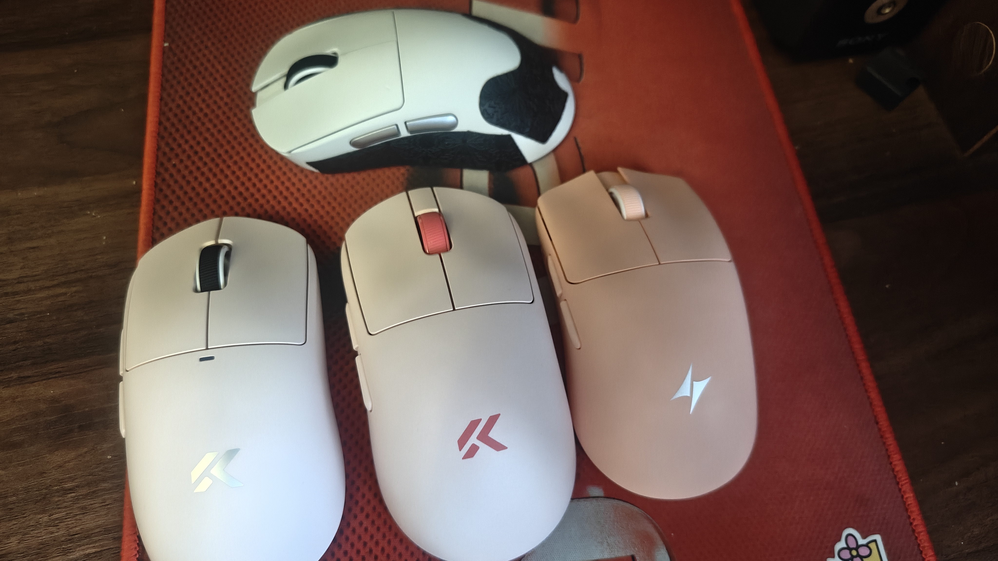 联想（Lenovo）GM11WR无线蓝牙三模鼠标 游戏电竞可充电鼠标RGB灯效 便捷笔记本办公电脑鼠标 极光系列右手型白色 实拍图