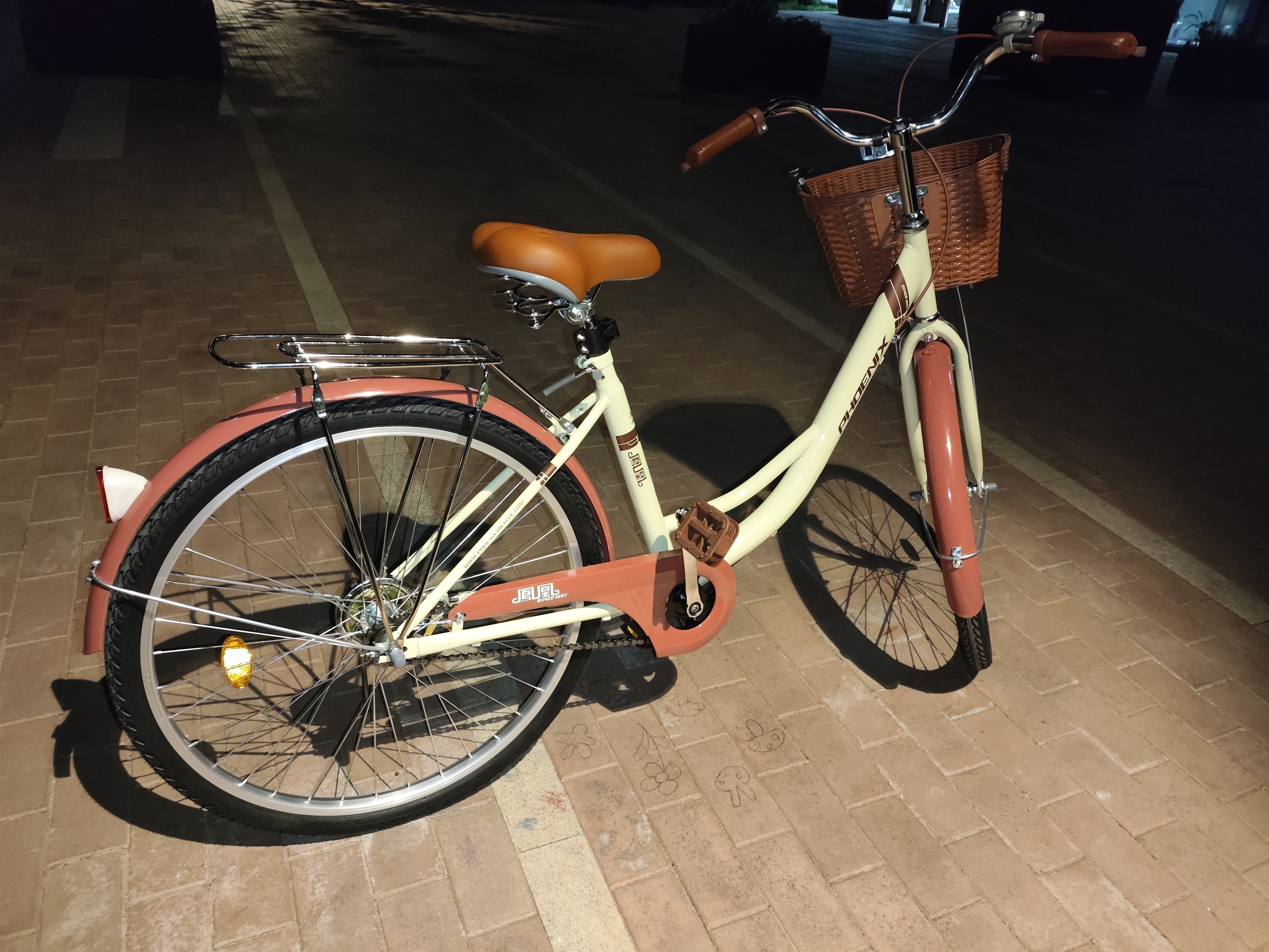 凤凰官方旗舰店自行车成年人男女学生复古轻便城市通勤自行车 荷花 高配单速-米黄 26寸【适合163-175cm】 实拍图