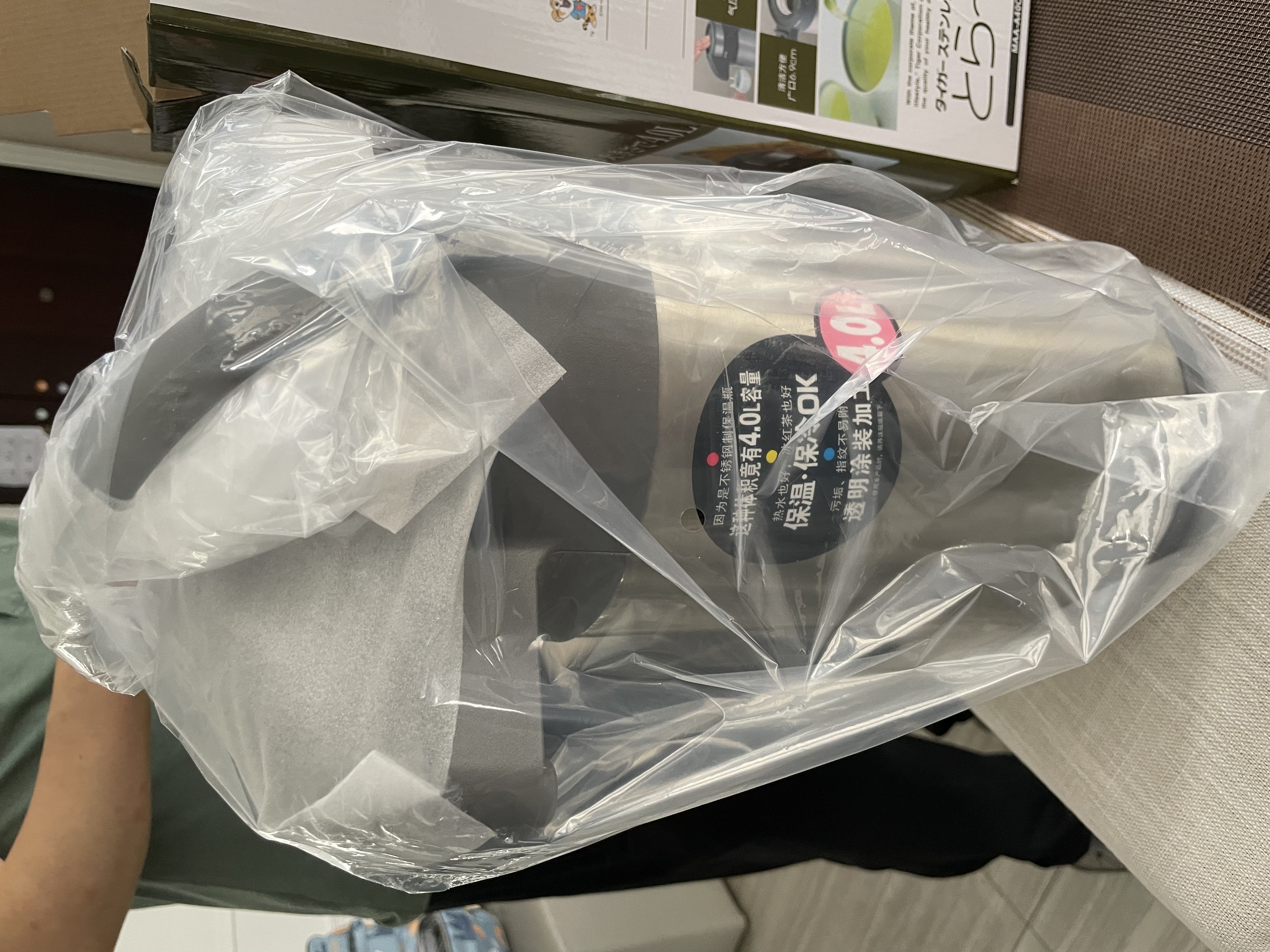 虎牌（TIGER）保温壶304不锈钢双层真空大容量气压式按压车载家用会议热水瓶 MAA-A40C-TG天鹅灰 4L 实拍图