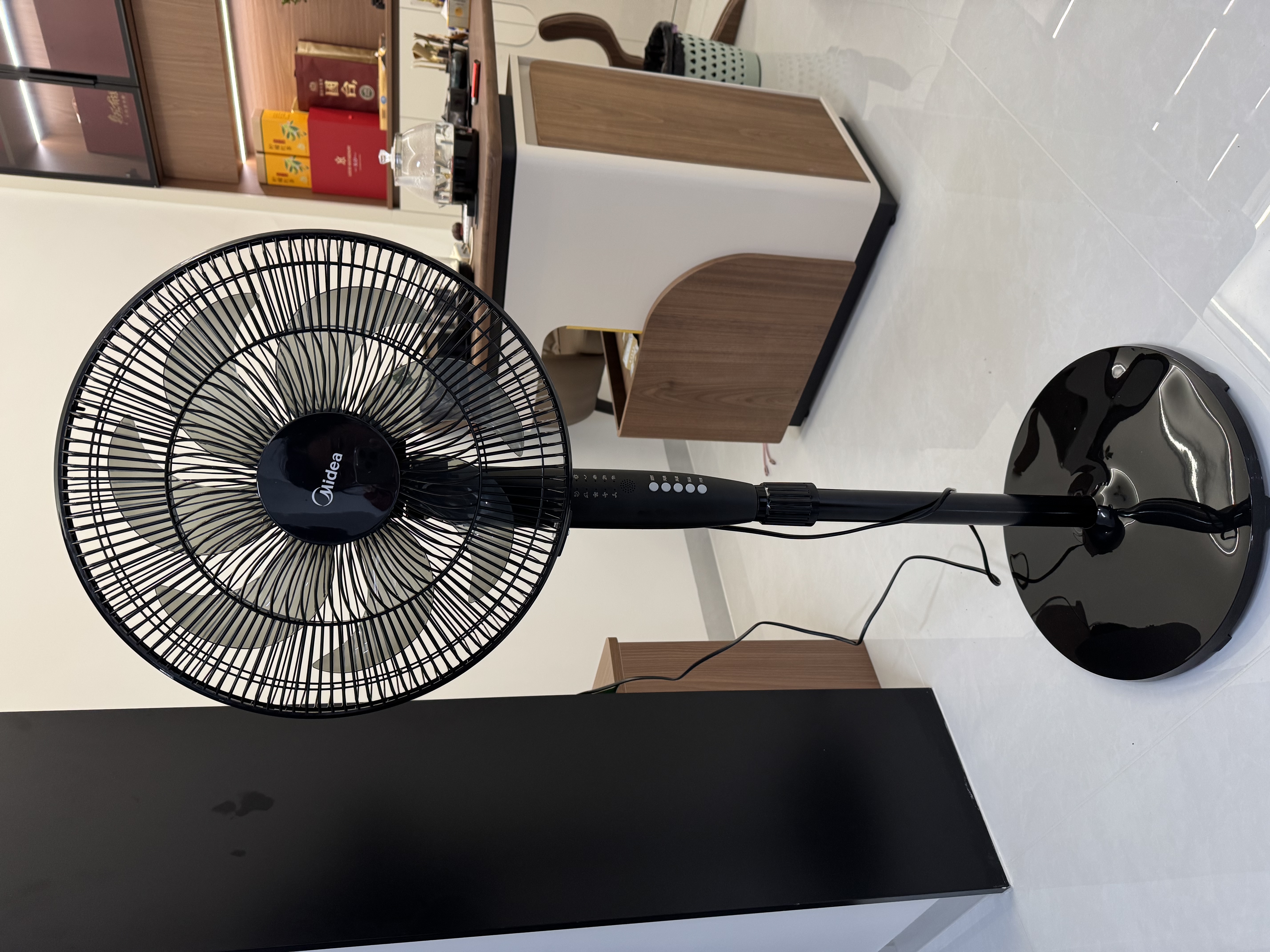 美的（Midea） 电风扇家用落地扇智能遥控七叶立式扇 卧室客厅轻音节能大风量电扇 【热销可调节高度】遥控定时黑色 实拍图