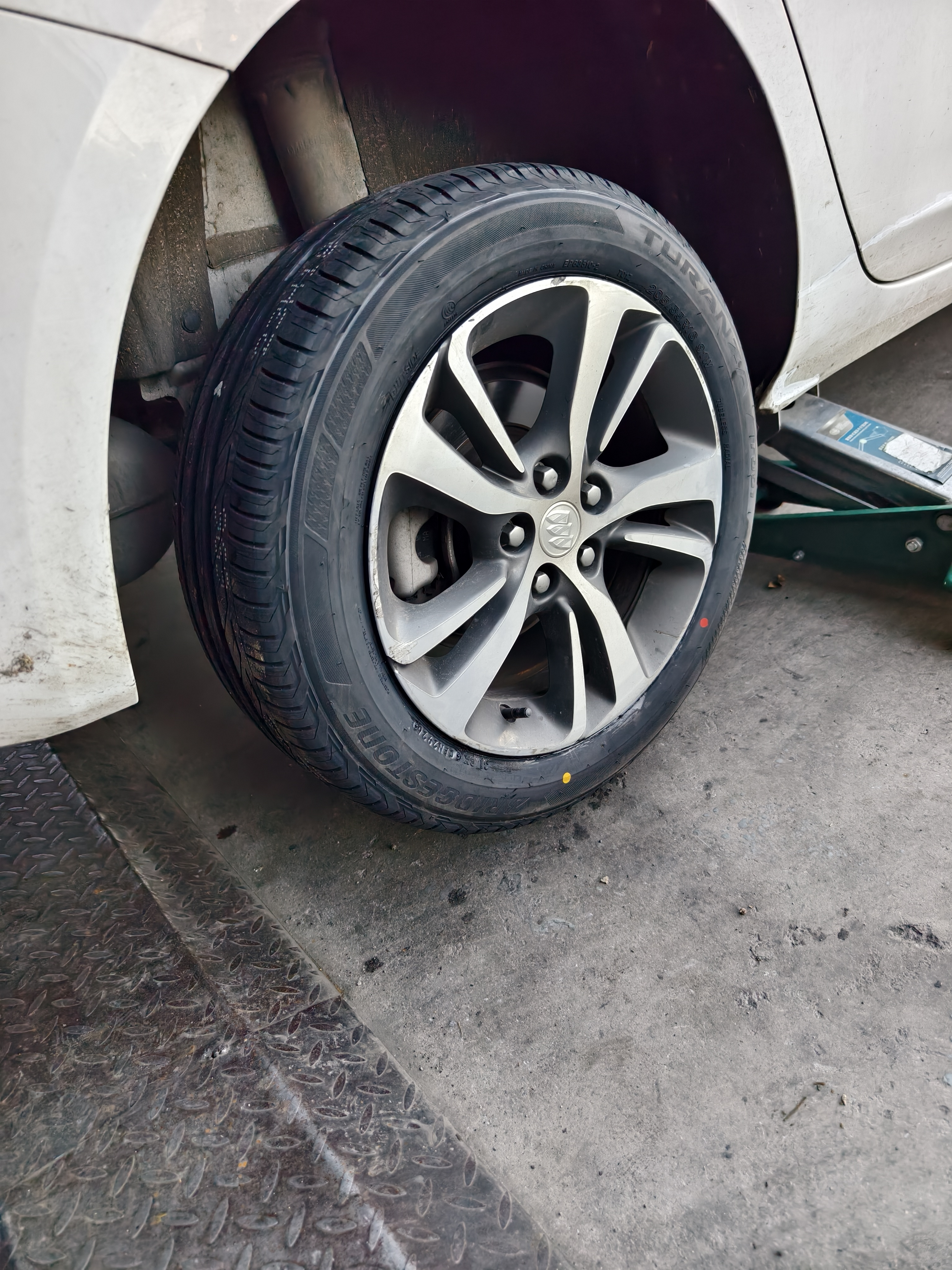 普利司通（Bridgestone）汽车轮胎 205/55R16 91W T001 适配大众朗逸/宝来/丰田卡罗拉 实拍图