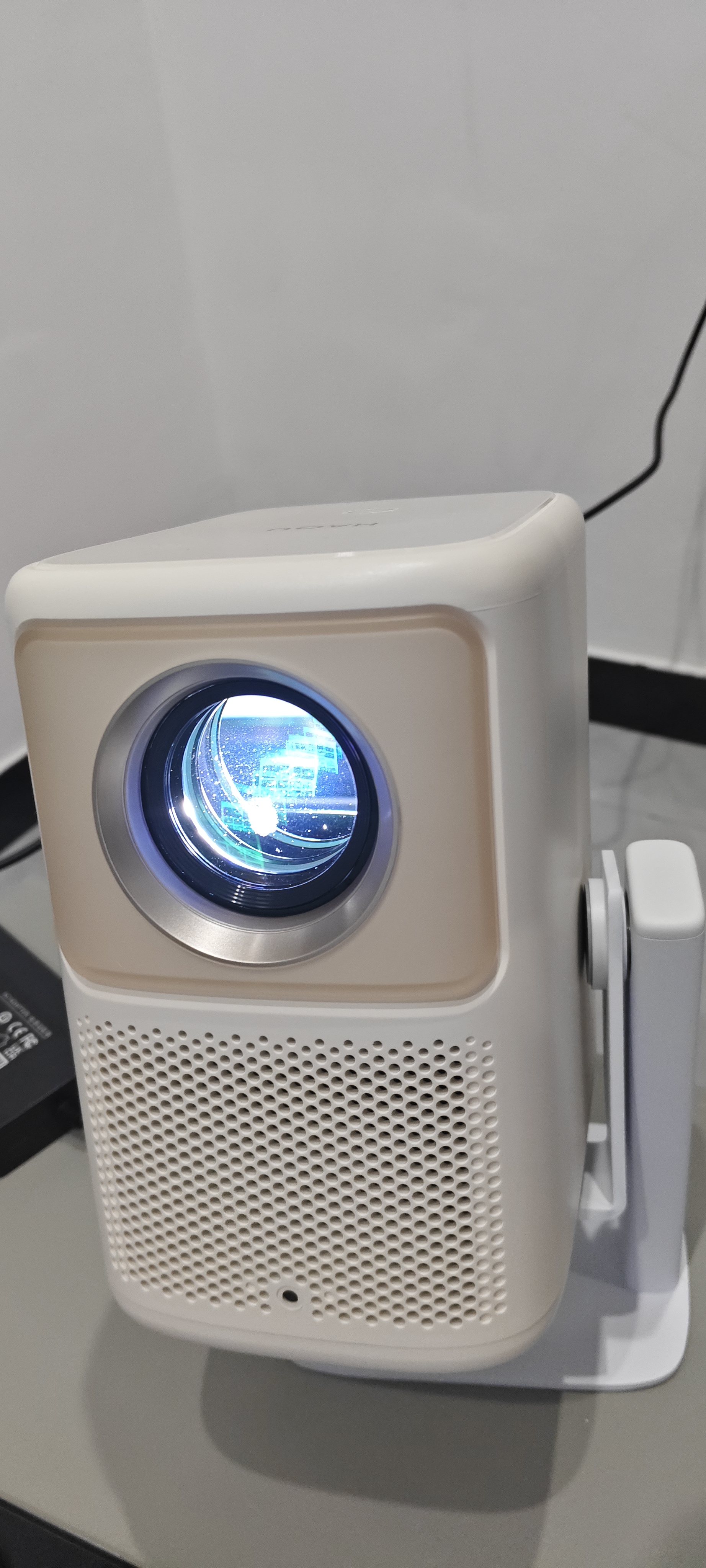哈趣K3 Pro 投影仪家用 8K解码 超清智能便携卧室家庭影院投影机 （支持运动补偿 AI投影） 实拍图
