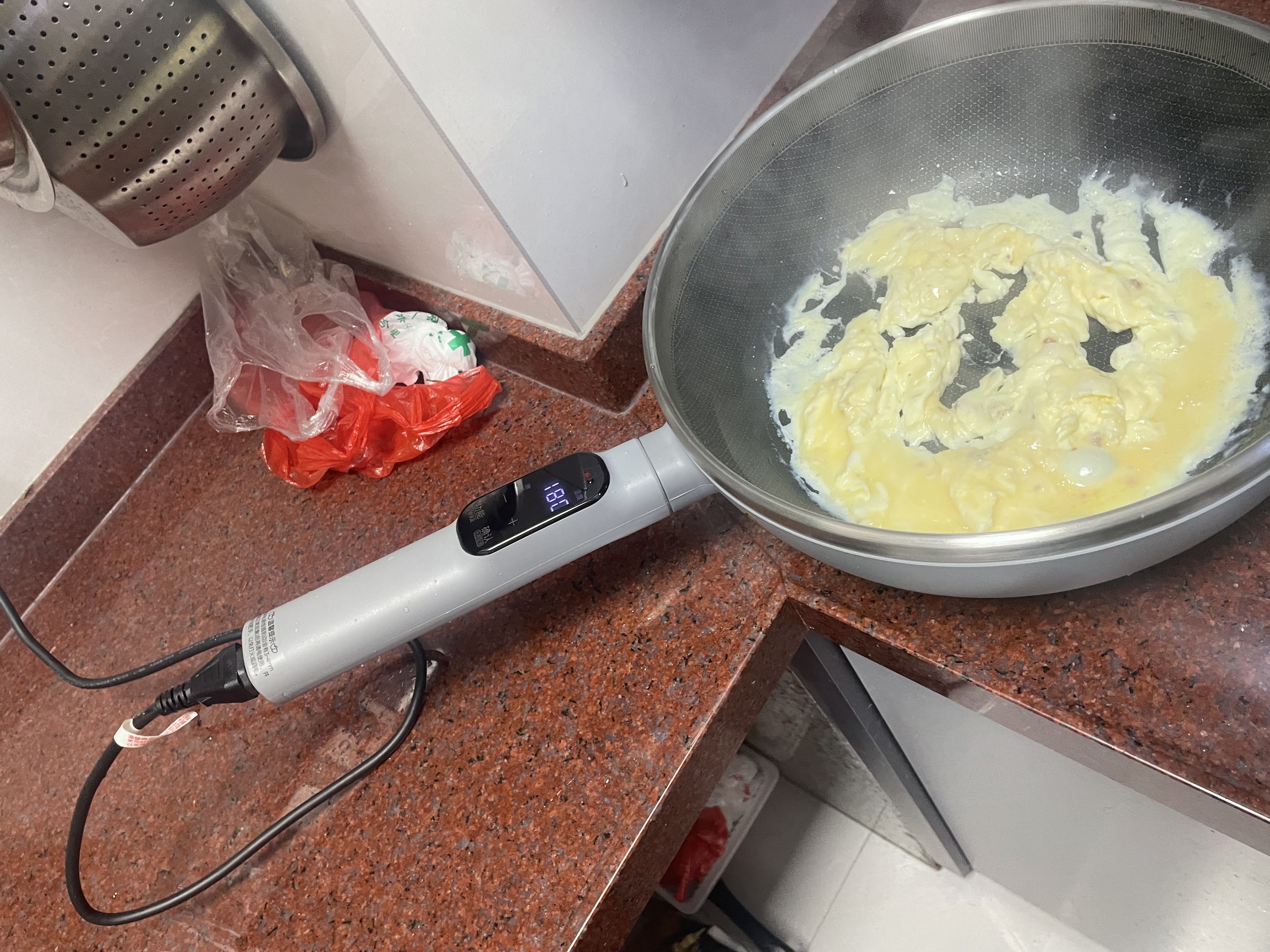 美的（Midea）电炒锅 电火锅 电蒸锅 电煮锅智能可预约多功能炒菜一体不沾5.5L上蒸下煮电热锅HCG3216配蒸笼木铲 实拍图