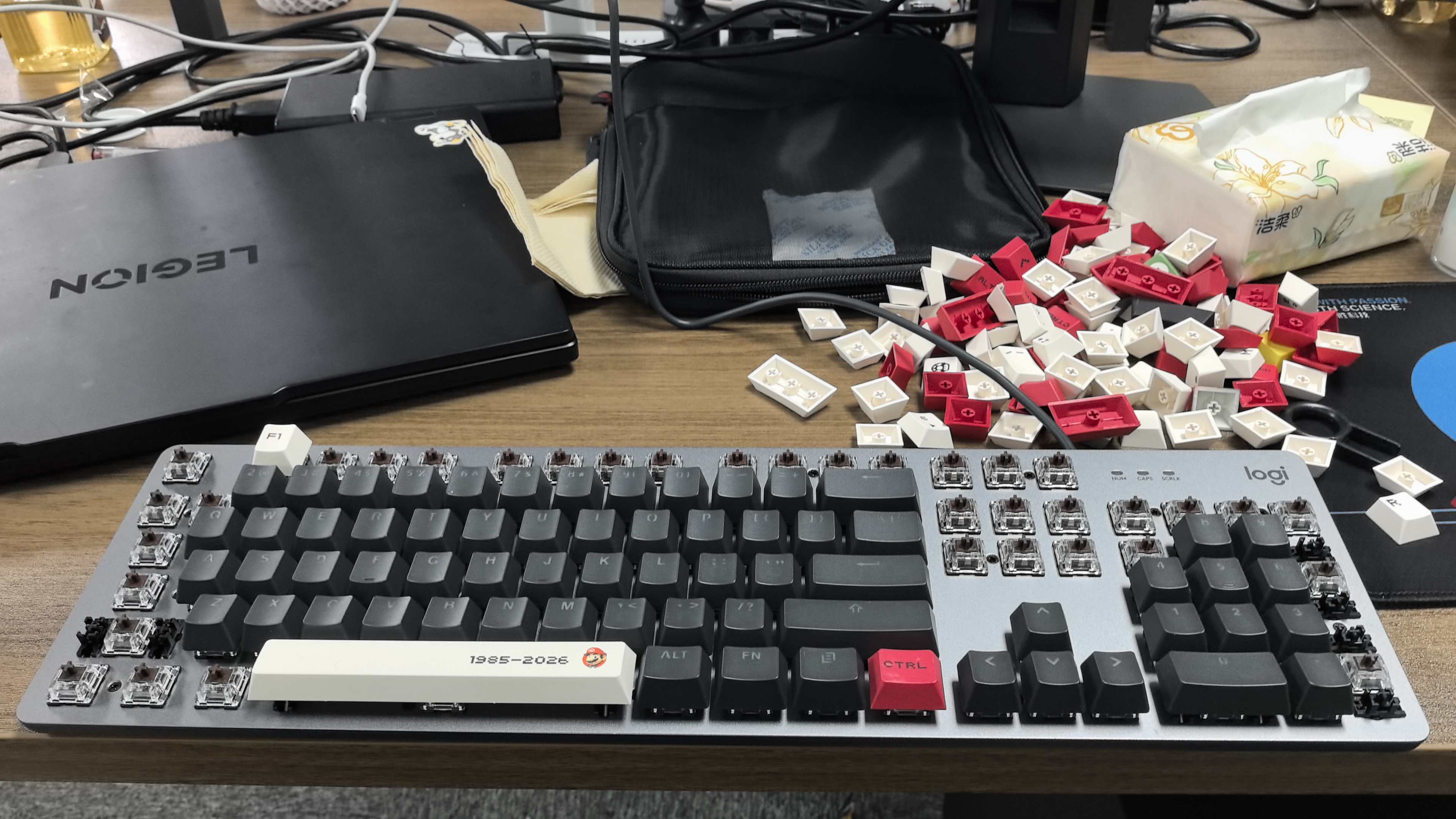 罗技（Logitech） K845机械键盘 有线游戏键盘 办公键盘 电竞电脑办公全尺寸发光 DIY键帽电竞吃鸡节日礼物 K845茶轴+水管工键帽 实拍图