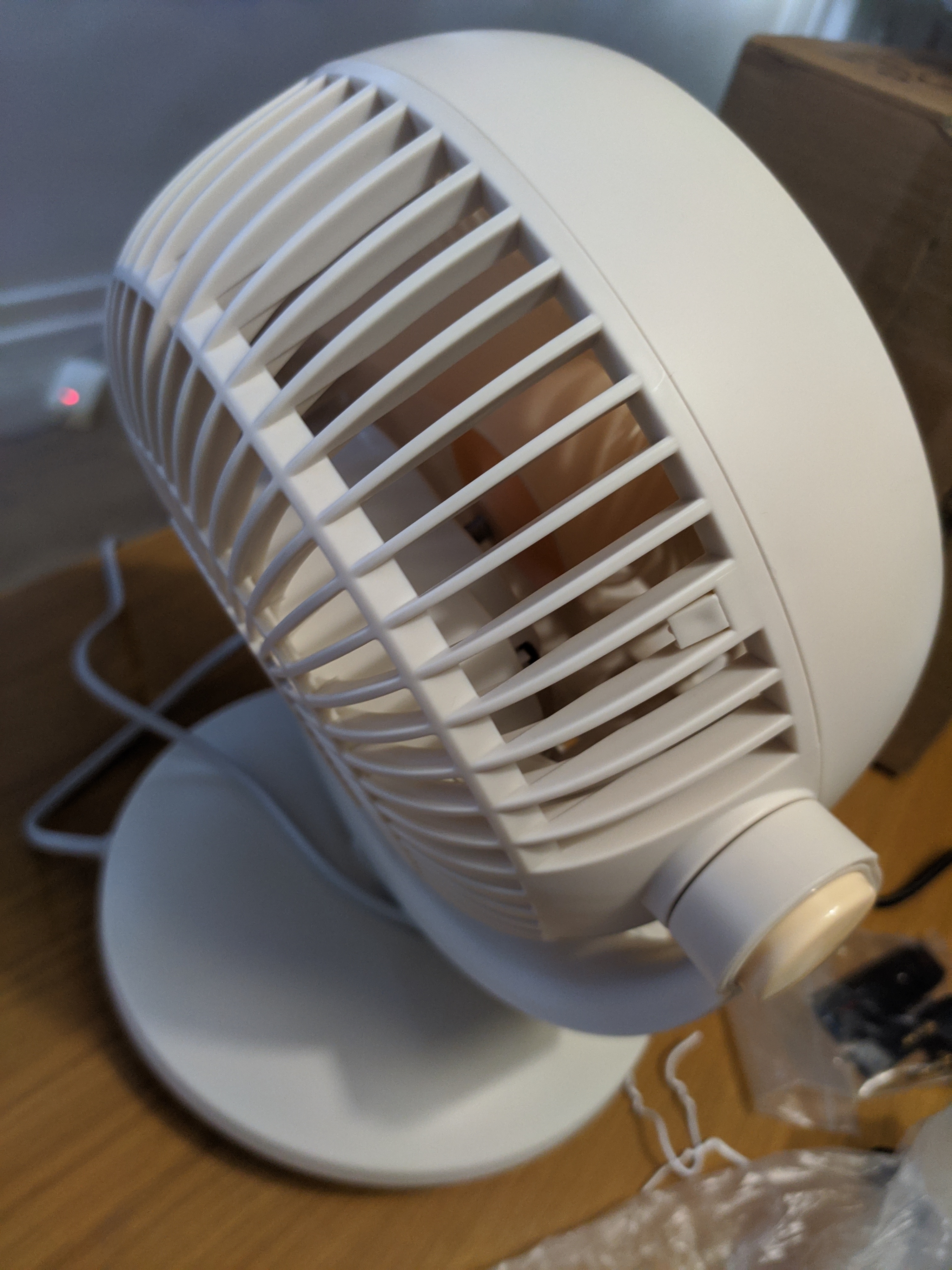 美的（Midea）【小型风扇】轻音台式桌面空气循环扇家用柔风电风扇宿舍好物办公迷你台扇落地扇空调伴侣 GAF18AD 实拍图
