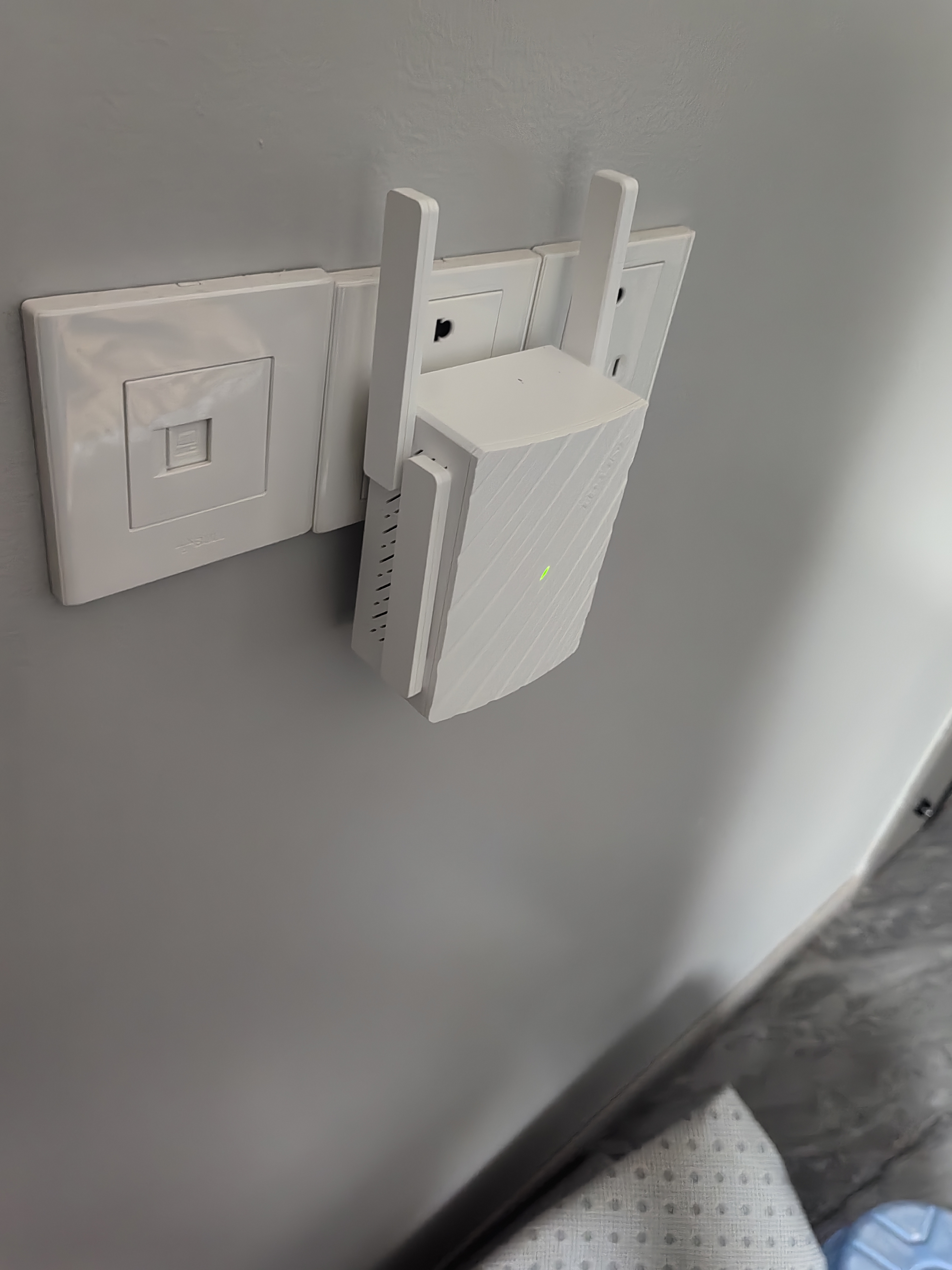 普联（TP-LINK）AC1200双频wifi放大器 Wi-Fi无线信号扩展器 中继器 路由器信号无线网络增强器  TL-WDA6332RE 实拍图