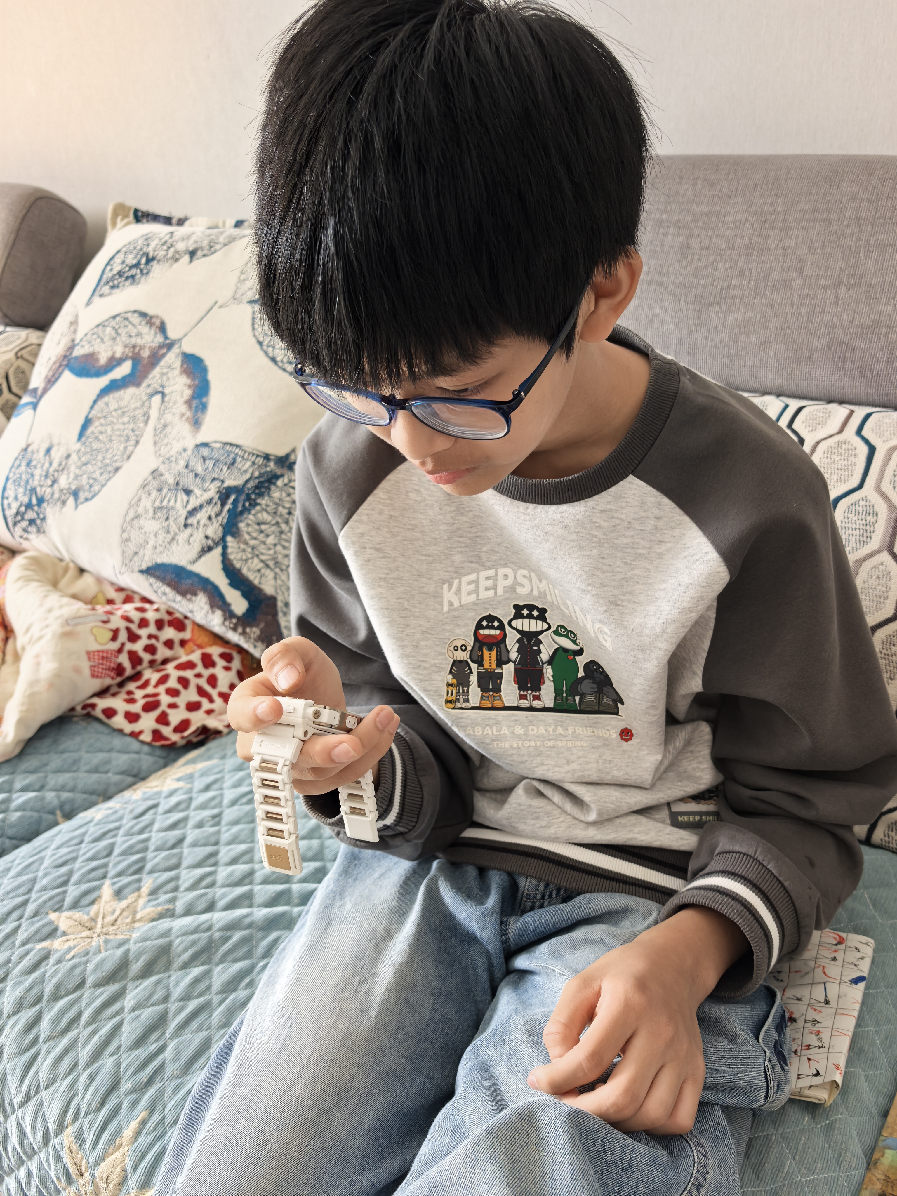 小天才儿童电话手表Z12 楼层定位 健康监测防水智能手表 小天才z12 少年版 GPS定位通话学生运动手表 Z12 少年版 雾凇白【咨询客服送好礼】 重磅高端旗舰 实拍图