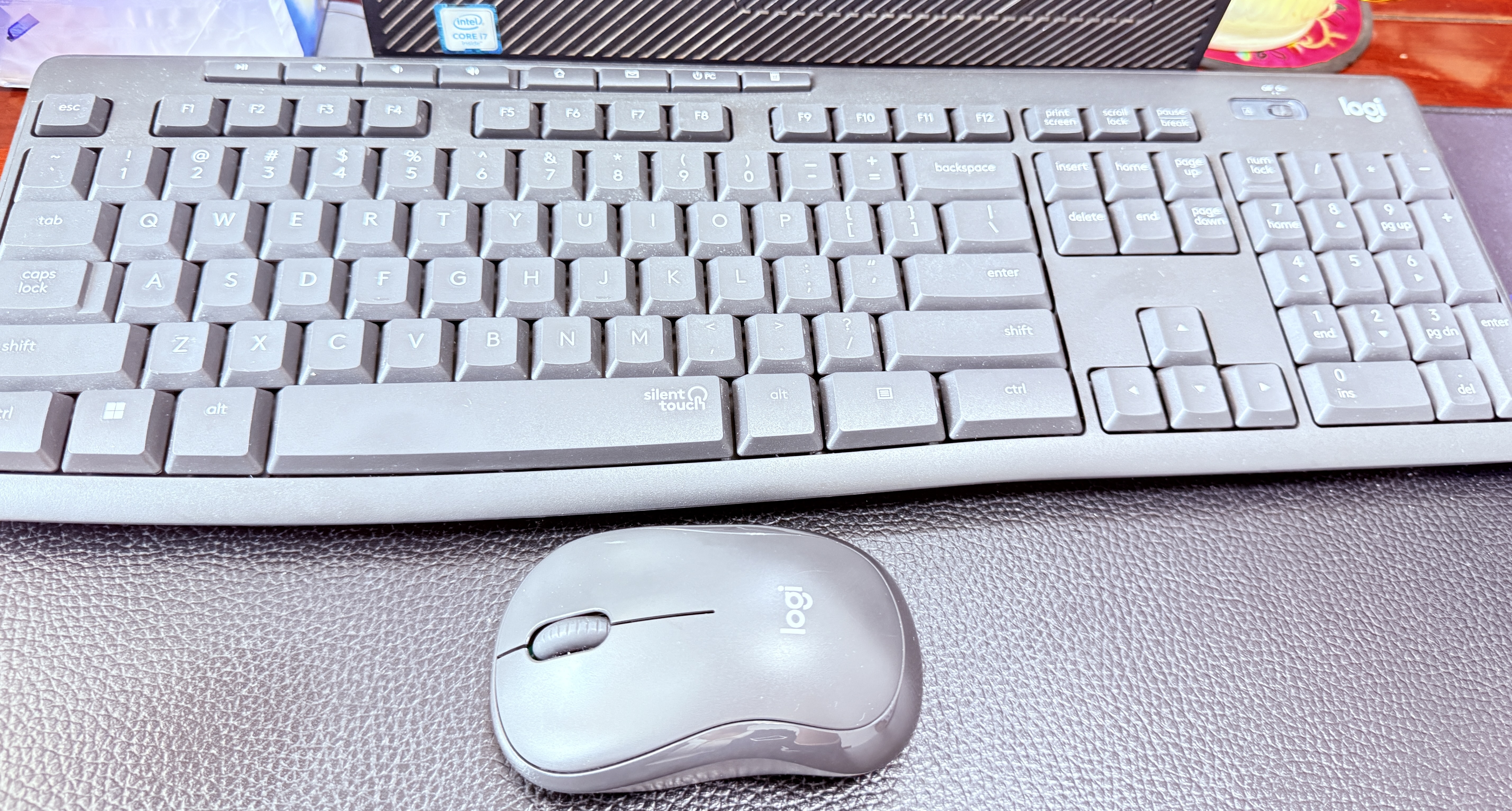 罗技（Logitech）MK295无线键鼠套装 静音办公无线键盘鼠标套装 静音鼠标键盘笔记本电脑键盘薄膜 全尺寸家用104键 【舒适手感 行业热销 】轻音典雅黑 实拍图