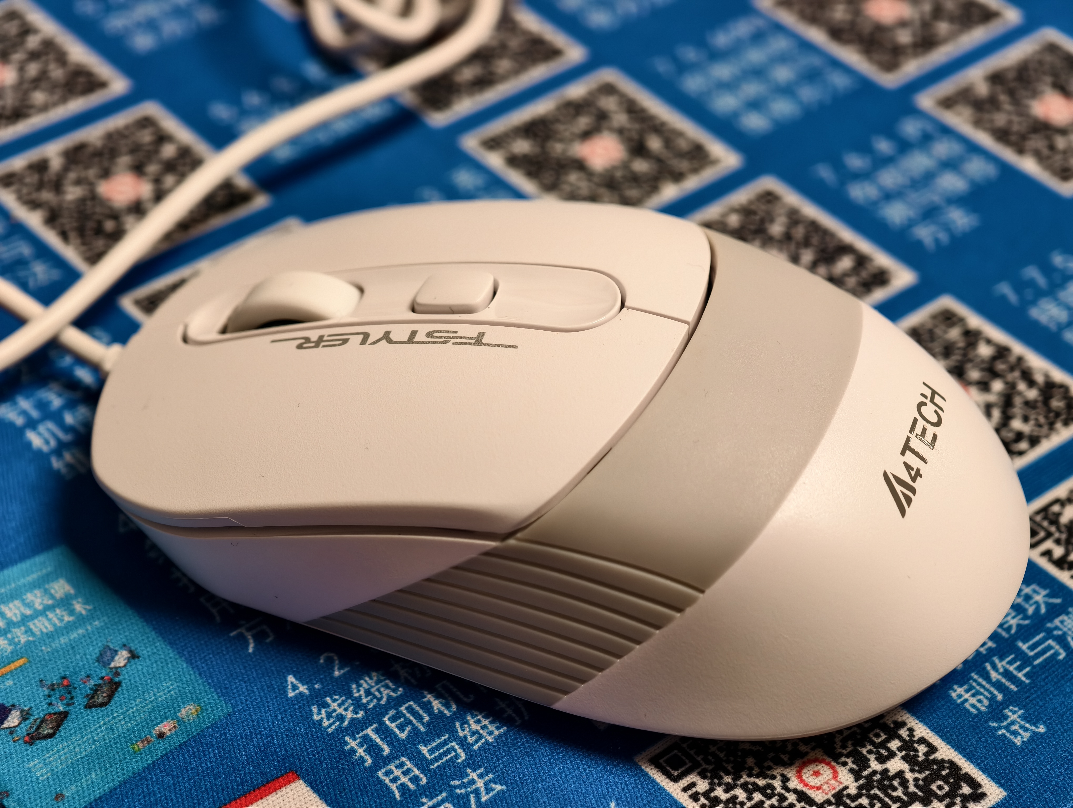 双飞燕（A4TECH）FM10S 中手 对称 有线鼠标 有线办公鼠标电脑鼠标有线 飞时代 有线轻音鼠标 象牙白 有线 实拍图