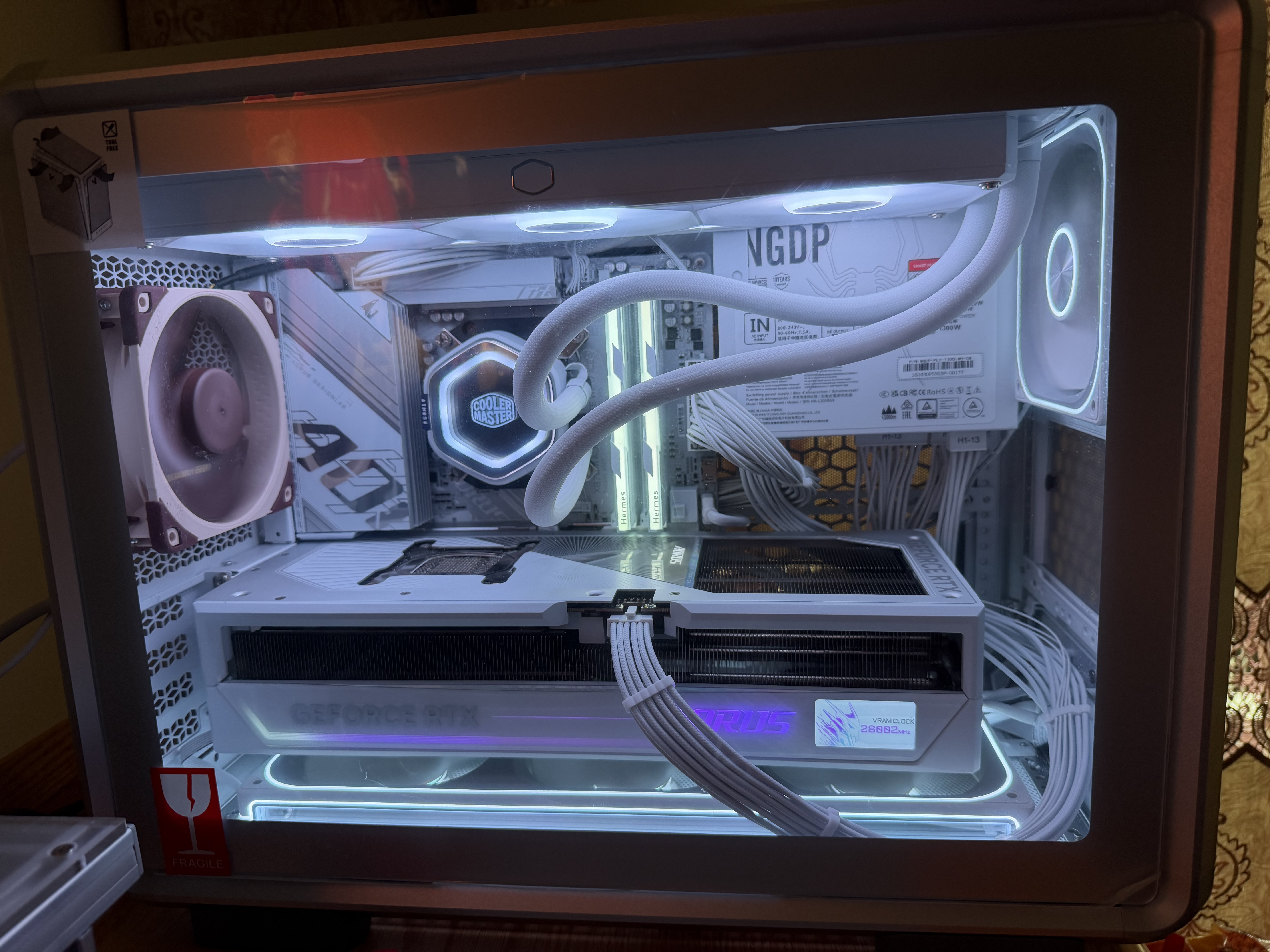 首席玩家（1st player）NGDP铂金 1300W ATX3.1电源（MES ID/压纹线/ATX3.0&3.1双规范/FDB风扇/支持5090/双12V2X6/白色） 实拍图