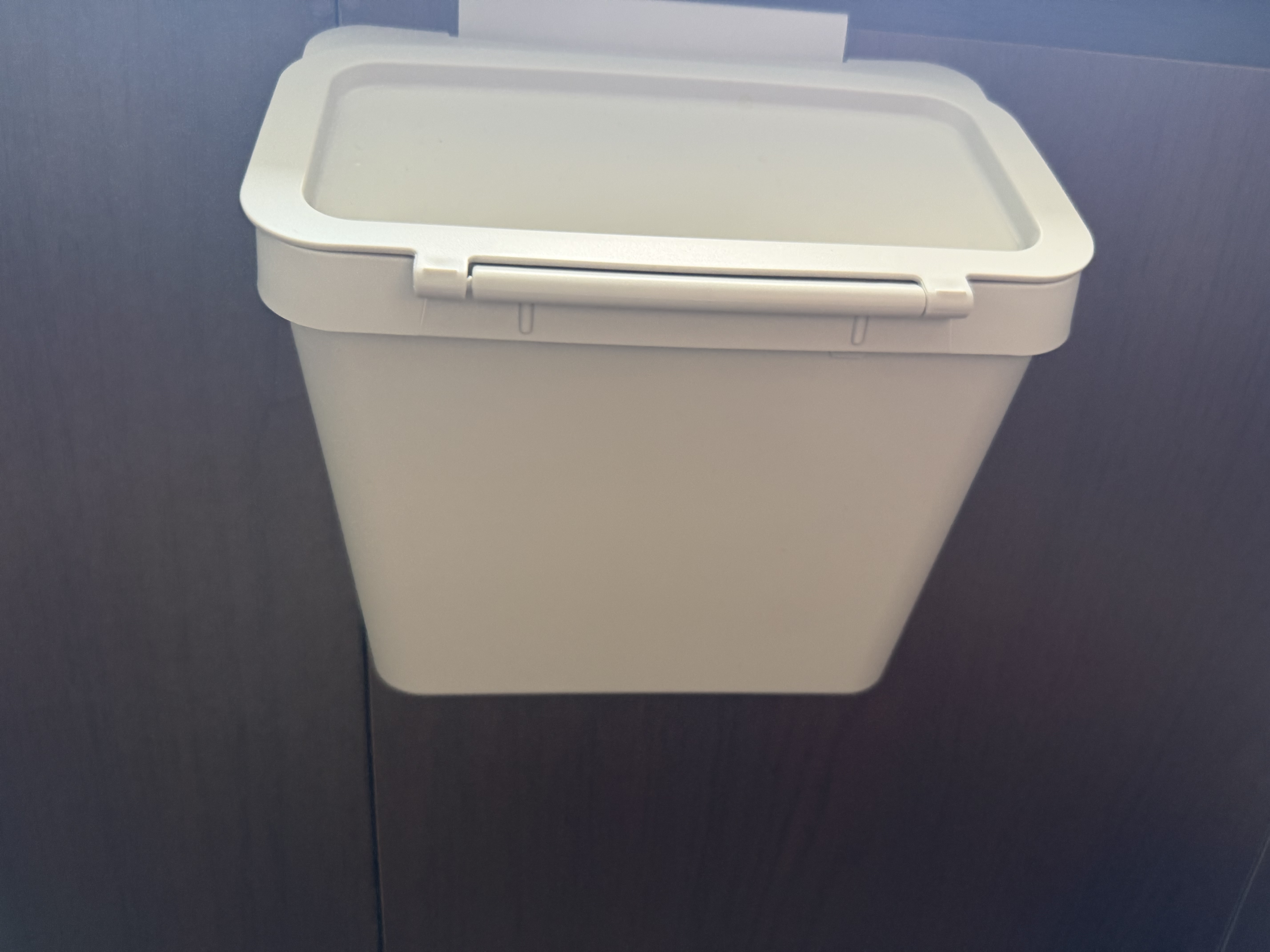 宜家（IKEA）SKOLAST斯古莱斯特挂式垃圾桶卫生间厨房家用收纳盒 【新品】门壁柜用垃圾桶 淡灰色 实拍图