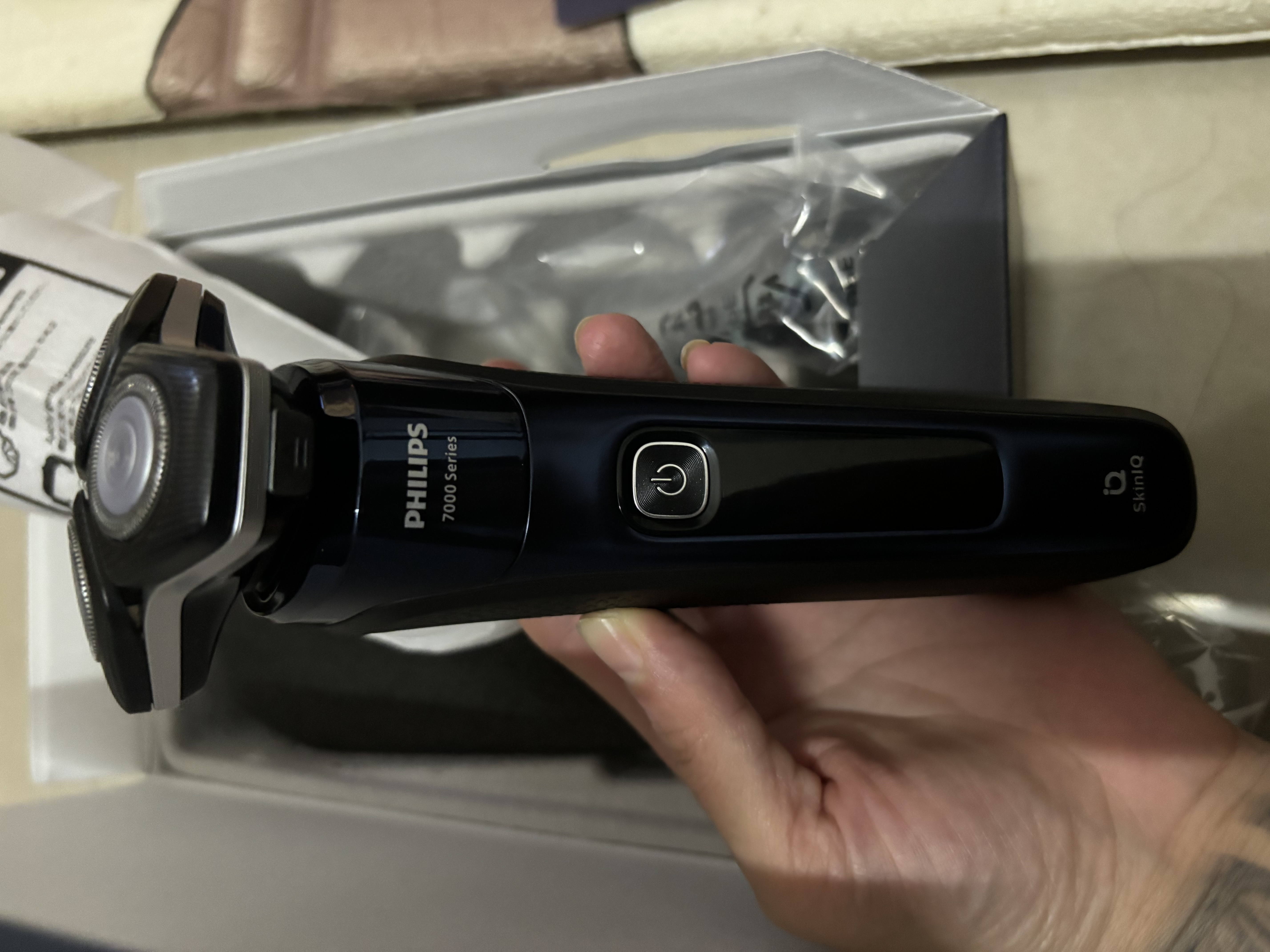 飞利浦【中秋礼品】自营男士电动剃须刀旋护7系 SkinIQ高端系列护肤级刮胡刀 生日礼物送男生父亲老公 实拍图