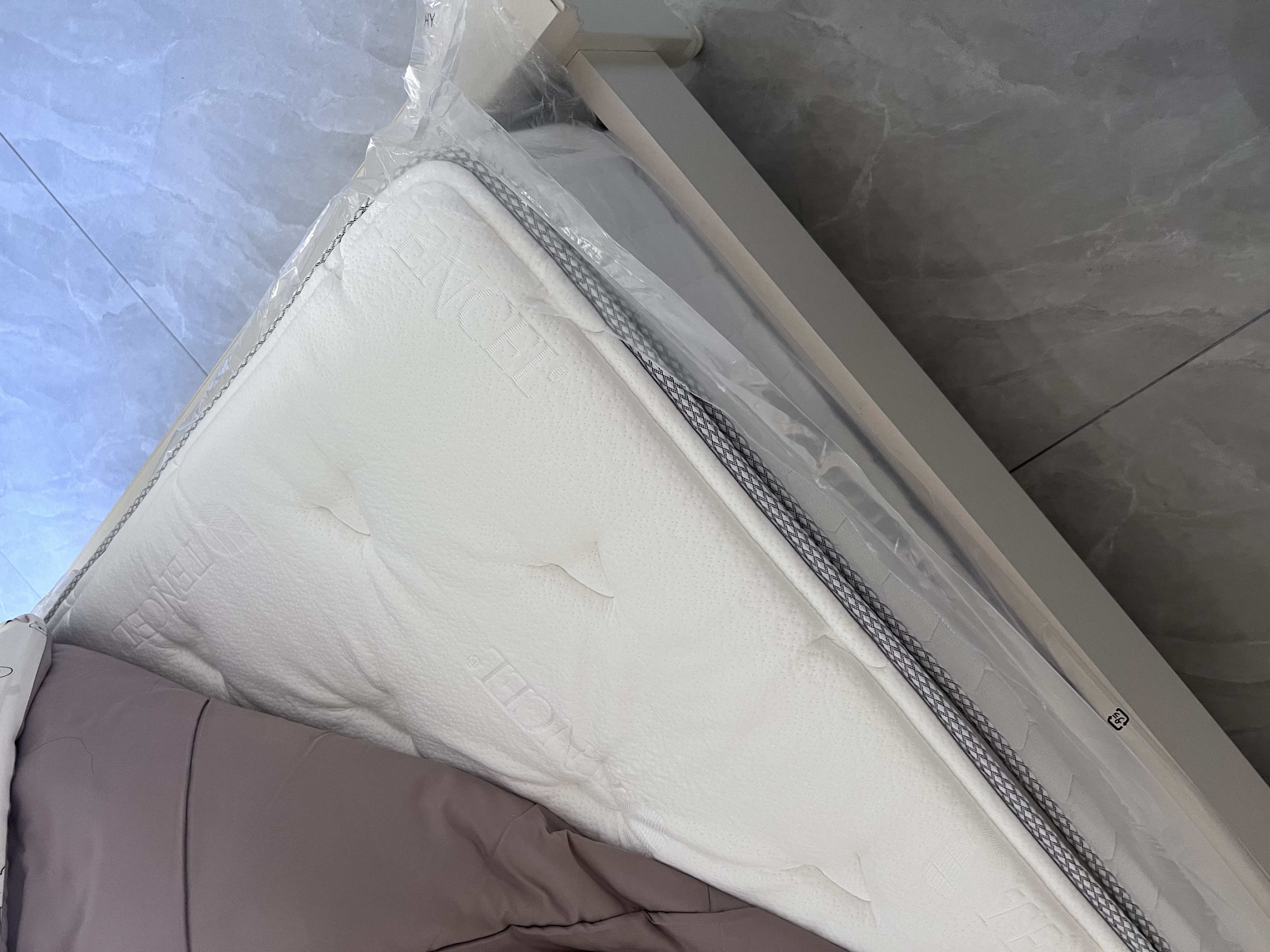 喜临门白骑士床垫加厚进口乳胶护脊黄麻 独袋弹簧家用 白骑士plus床垫+深睡波浪枕(一对) 1.8*2米 实拍图