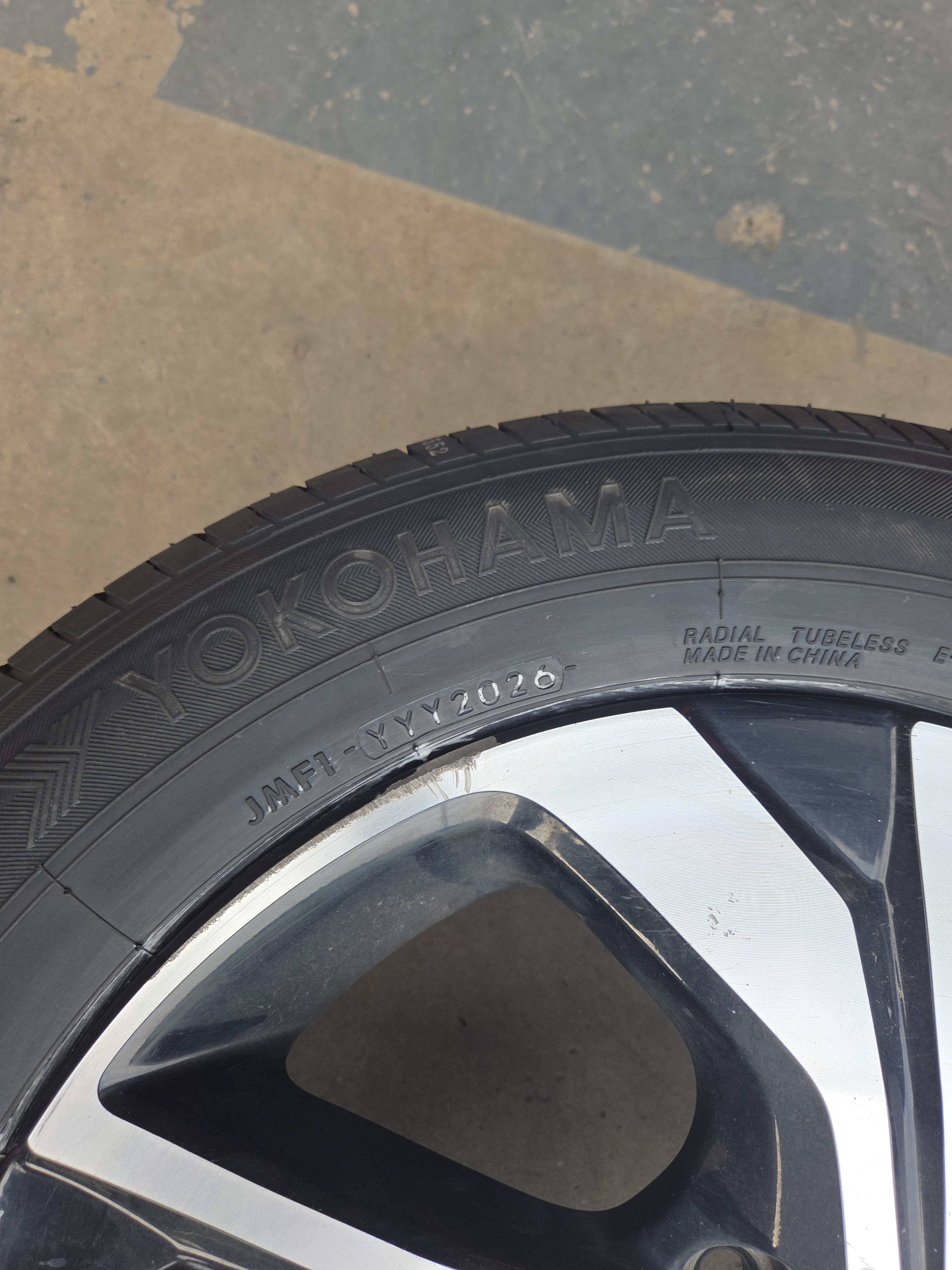 优科豪马横滨轮胎/汽车轮胎 215/60R16 95V E70B 原配丰田/凯美瑞 实拍图