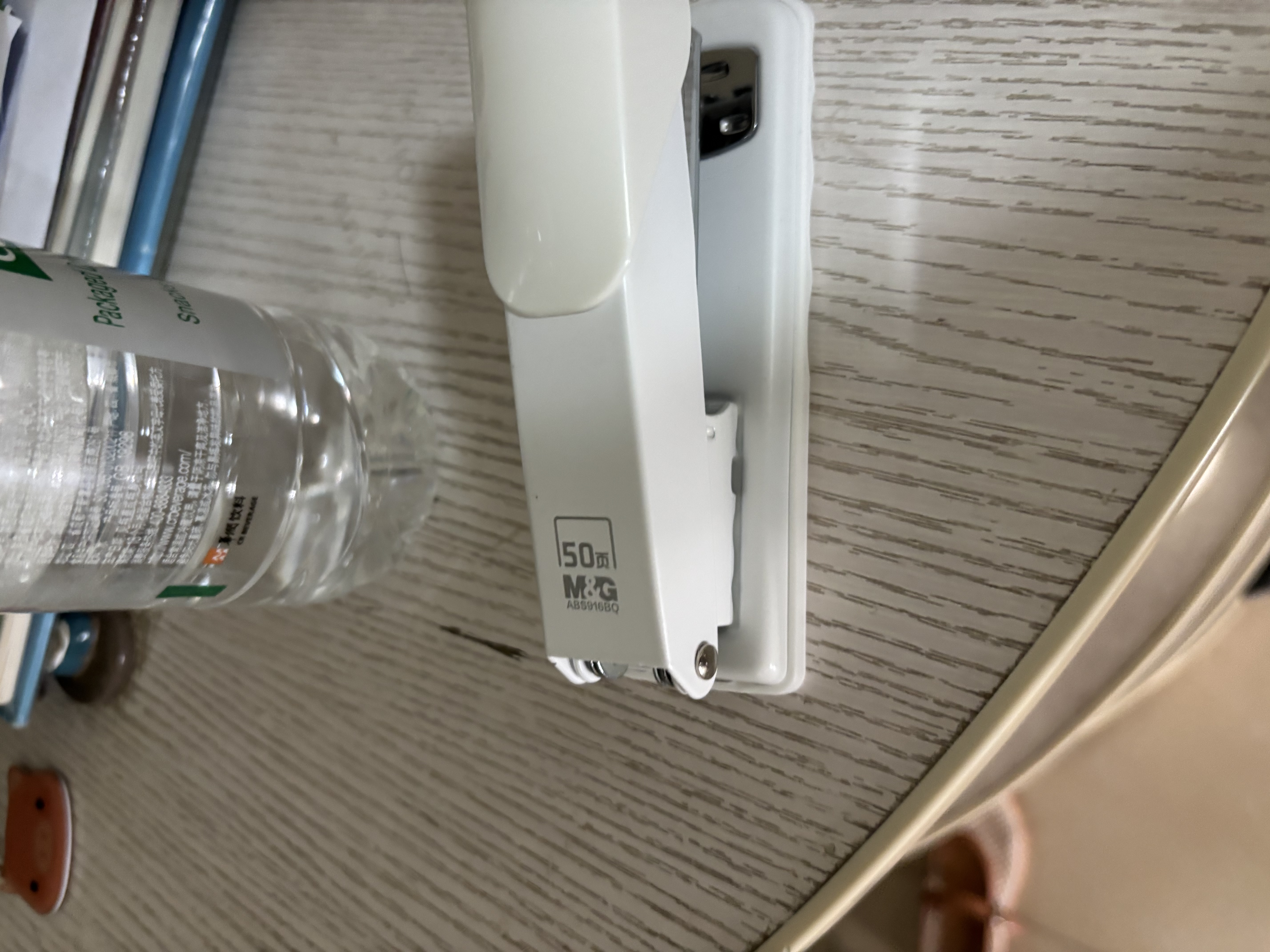 晨光（M&G）普惠型厚层订书机 可装订50页 学生办公用品装订机订书器 白色 ABS916BQ10 实拍图