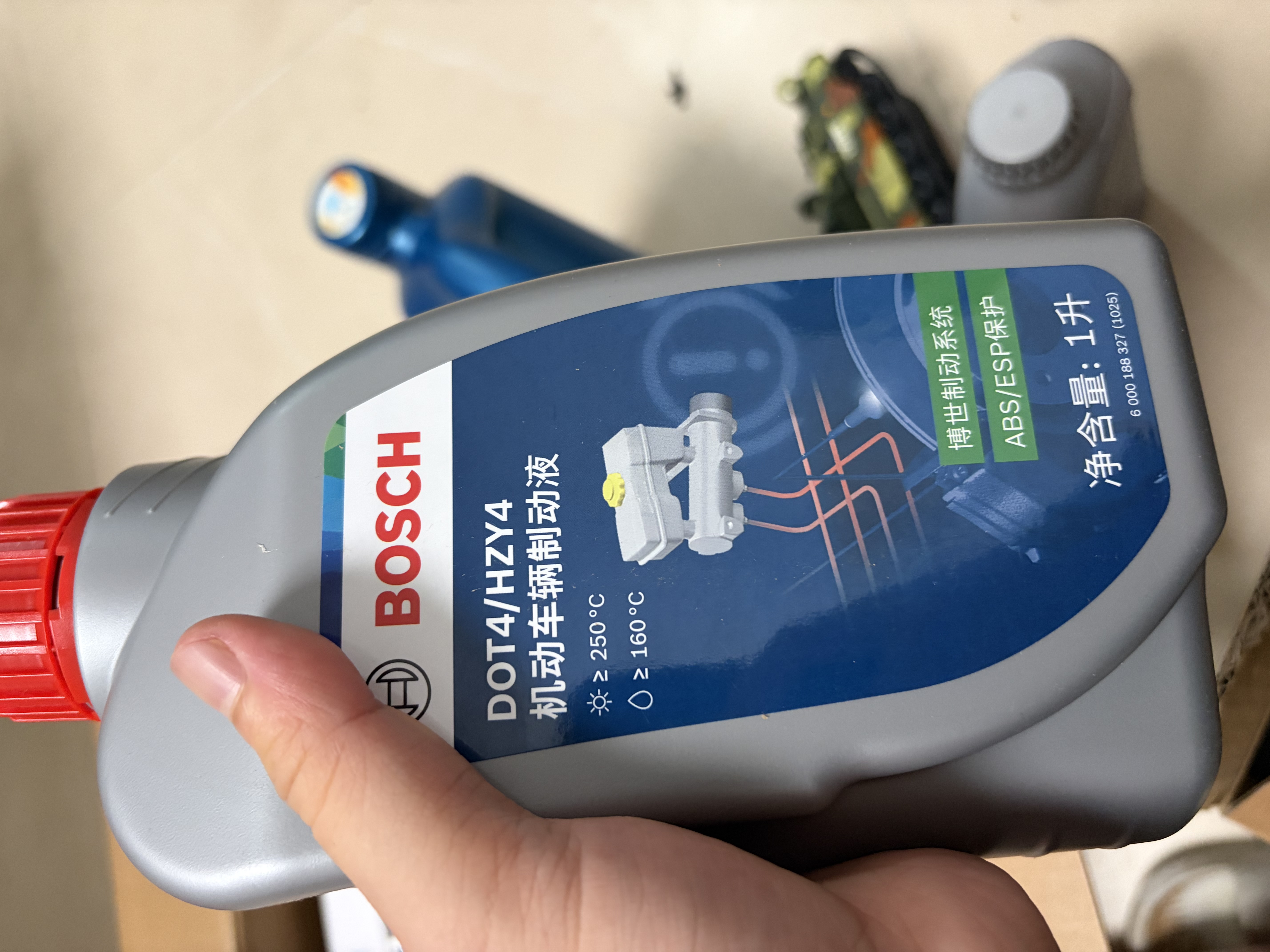 博世（BOSCH）DOT4 刹车油/制动液/离合器油 1L 通用型 一升装汽车养护套装 实拍图