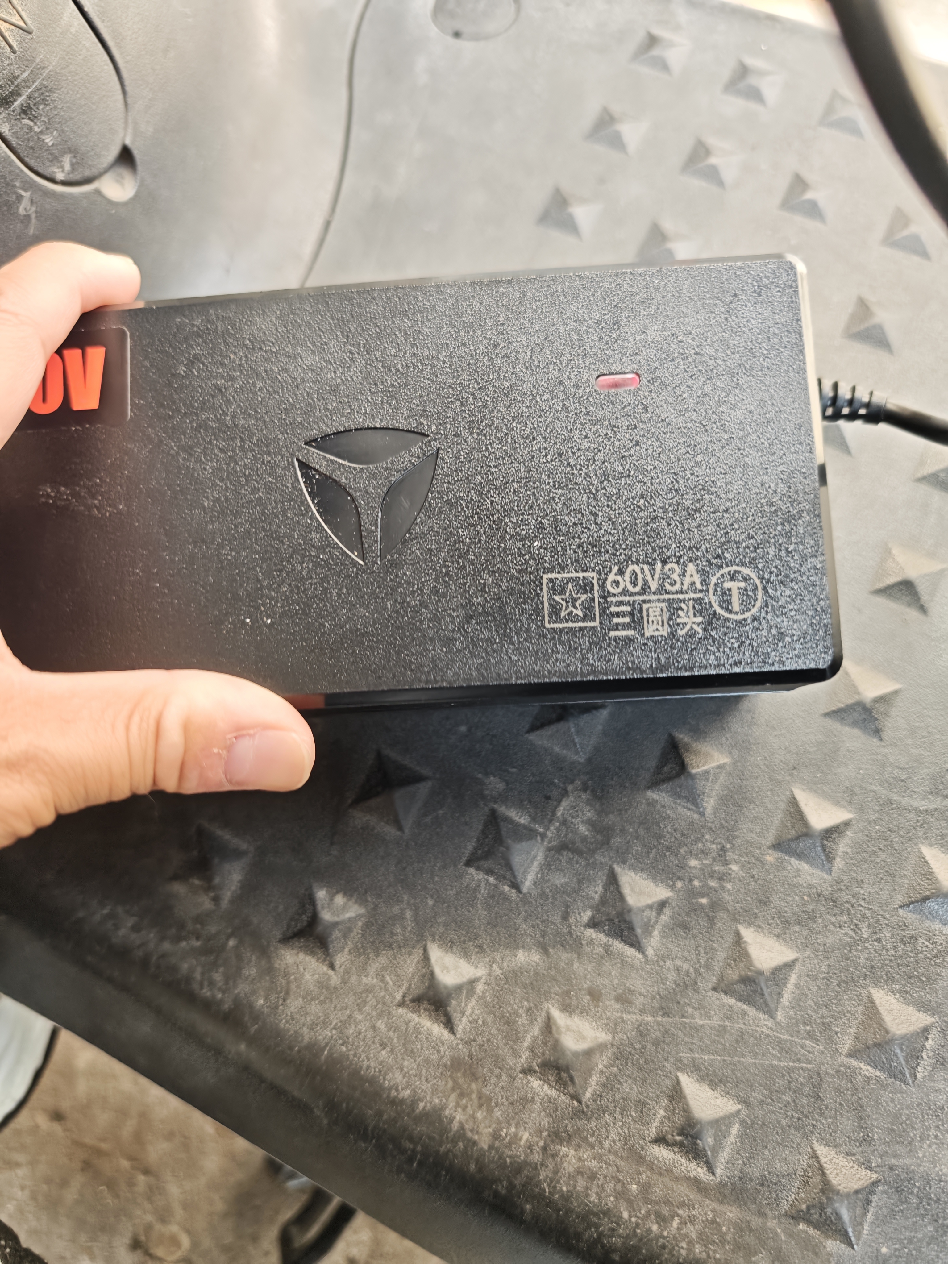 雅迪正品60V20Ah【三圆接口】铅酸充电器原装适用60V3A电摩电瓶车电池【官方正品 拒绝翻新】 实拍图