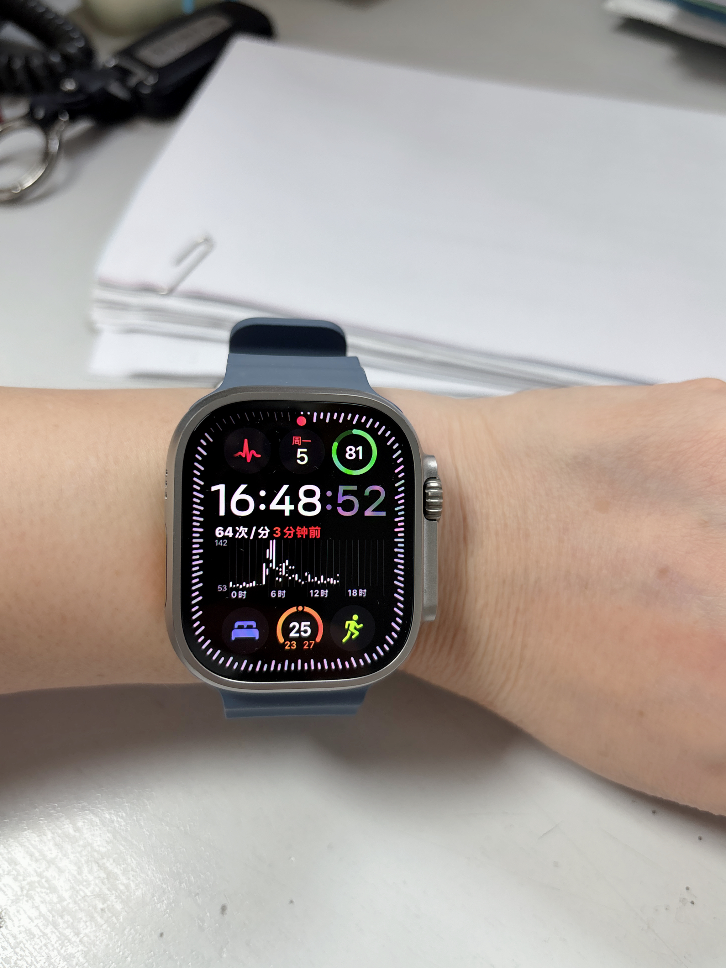 Apple/苹果手表 Watch Ultra 3 智能手表GPS+蜂窝款49毫米原色钛金属表壳铁锚蓝色海洋表带 MEWJ4CH/B 实拍图