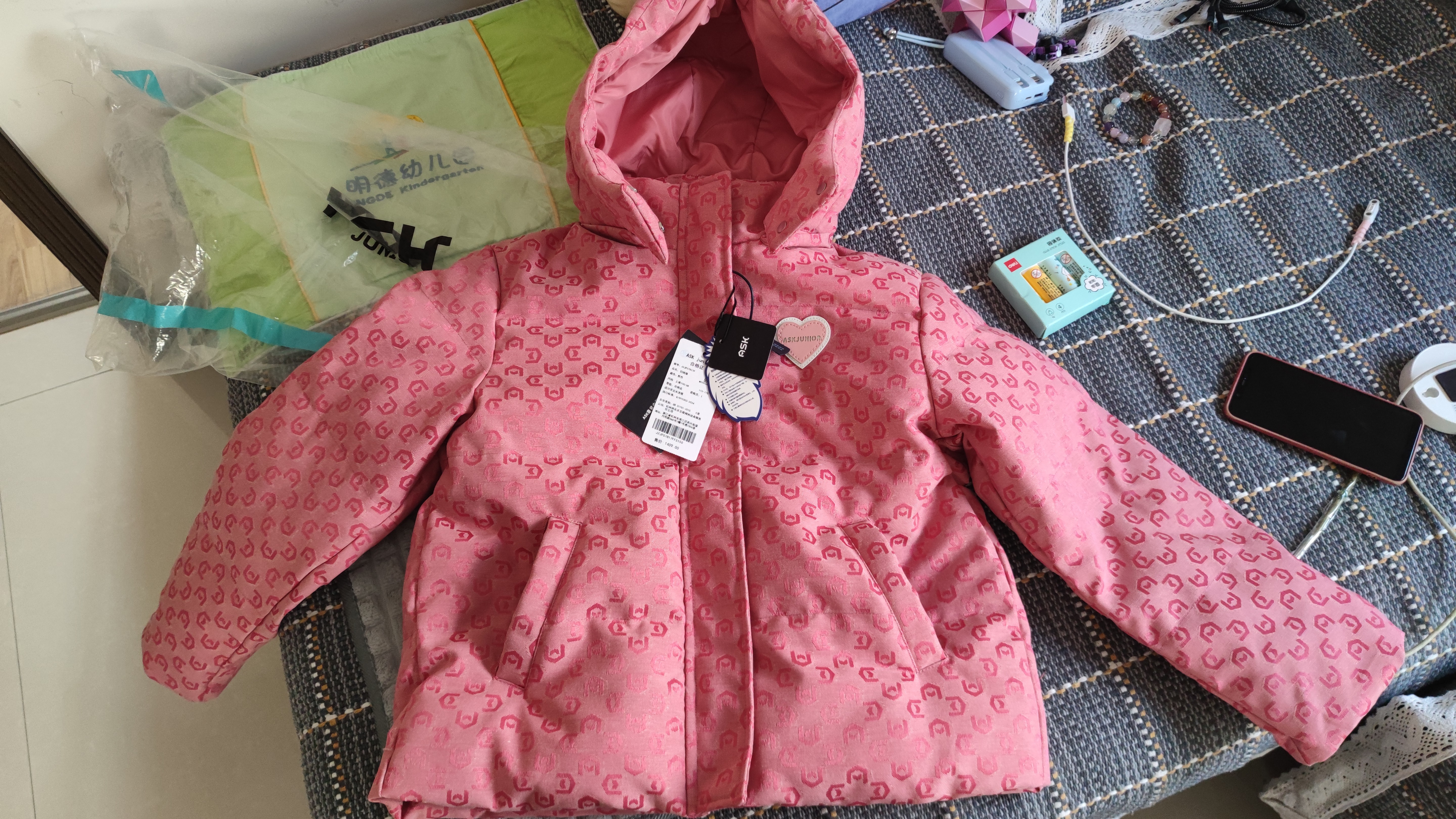 ASK JUNIOR女童羽绒服冬装中大童保暖时尚字母满印连帽防风新年儿童羽绒服 实拍图