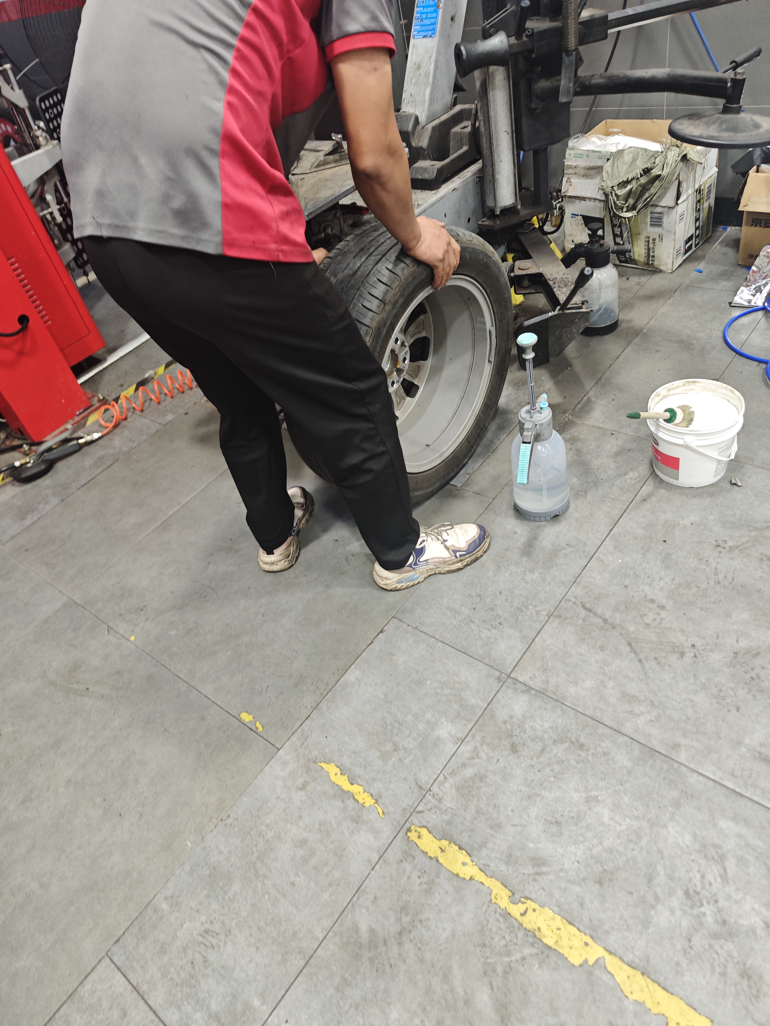 固特异（Goodyear）汽车轮胎 225/55R17 101W 鹰驰F1酷跑 适配奥迪A6L/途岳 御乘升级 实拍图