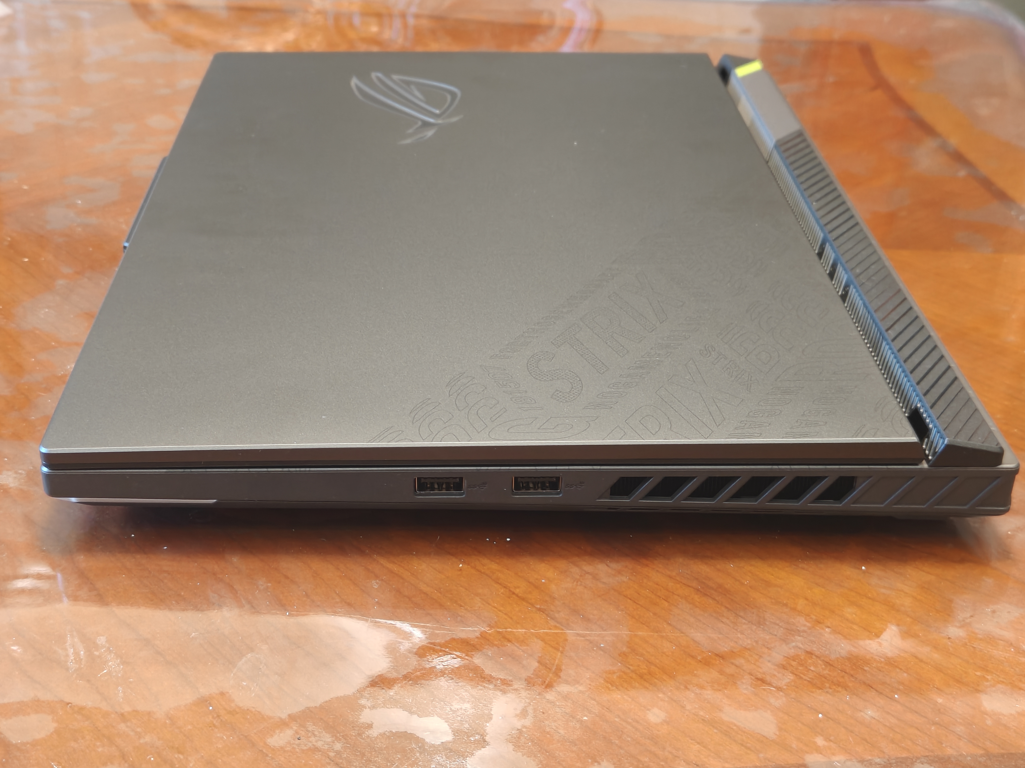 ROG魔霸10 锐龙9HX3D 16英寸游戏本笔记本电脑(R9 9955HX3D 32G 1T RTX5070Ti 2.5K 300Hz) 实拍图