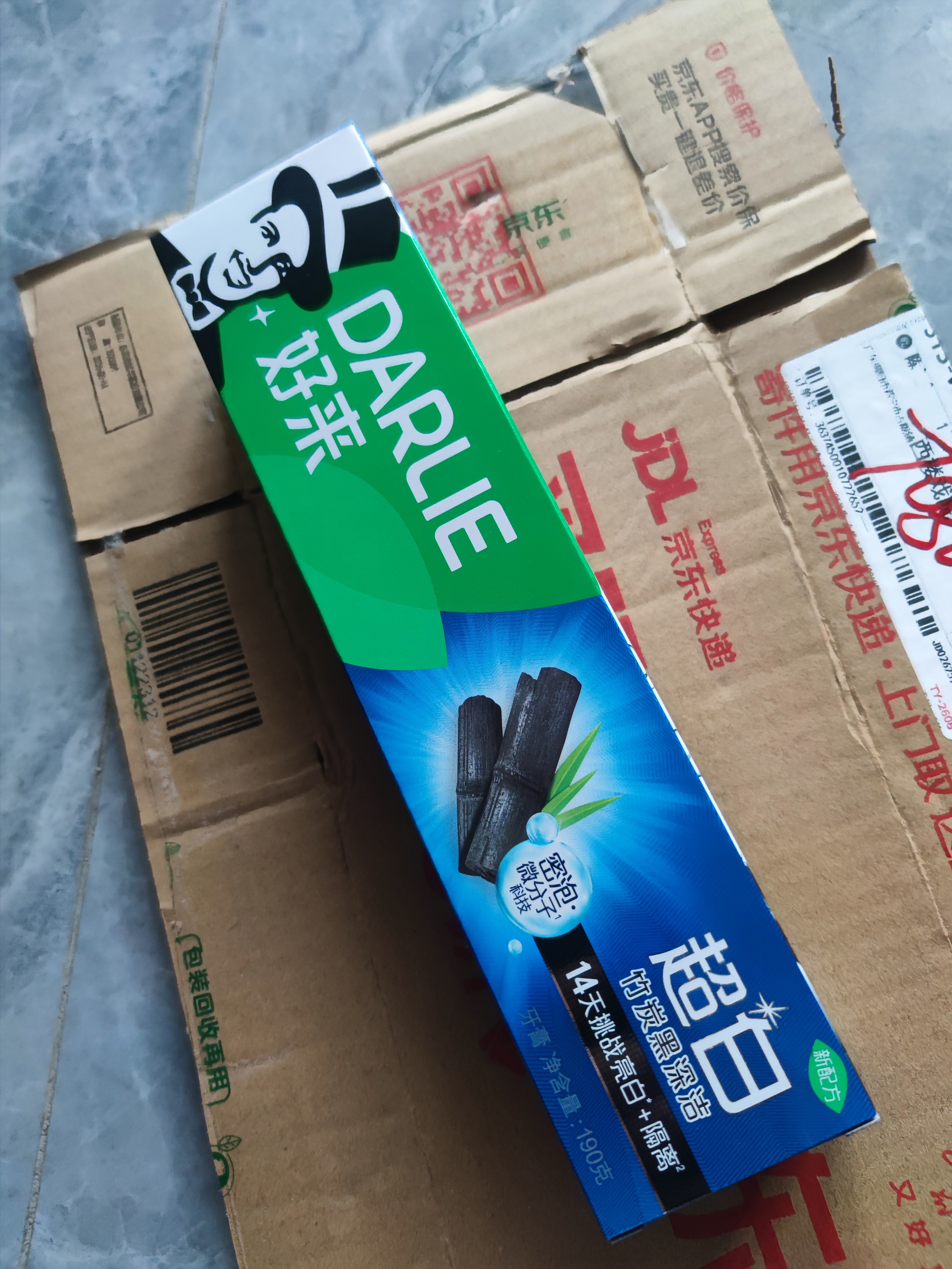 好来（DARLIE）原黑人超白竹炭深洁牙膏清新口气密泡去黄去牙渍温和亮白含氟190g 实拍图
