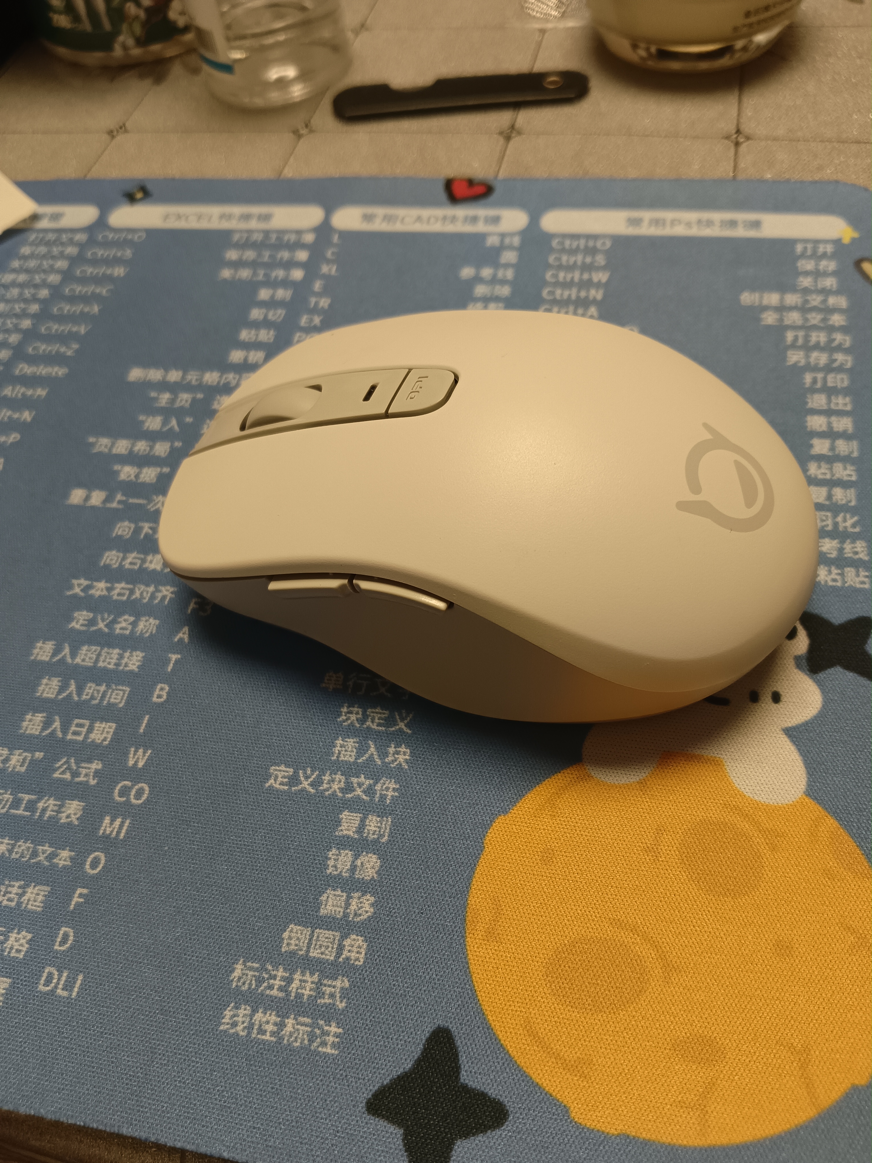 联想（Lenovo）小新蓝牙鼠标M1 商务办公 轻音无线鼠标 适用小新拯救者 笔记本平板通用 XM200雾白（仅蓝牙连接） 实拍图