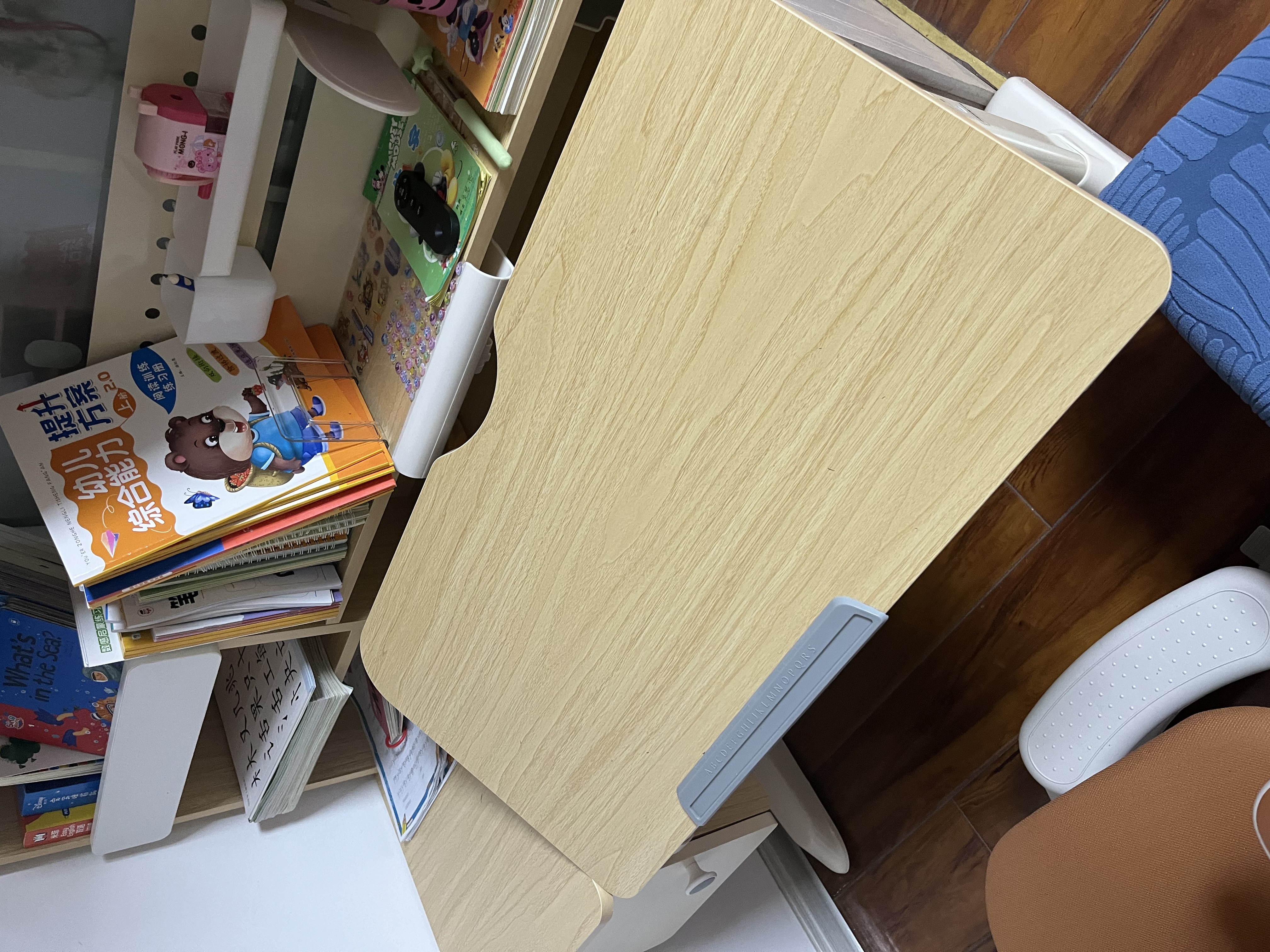 龙承匠人儿童学习桌椅套装J120实木可升降写字书桌中小学生6-18岁课桌椅子 【升级稀土抑轴灯】1.2米实木桌+吊柜+追背椅咖 赠学习大礼包 实拍图