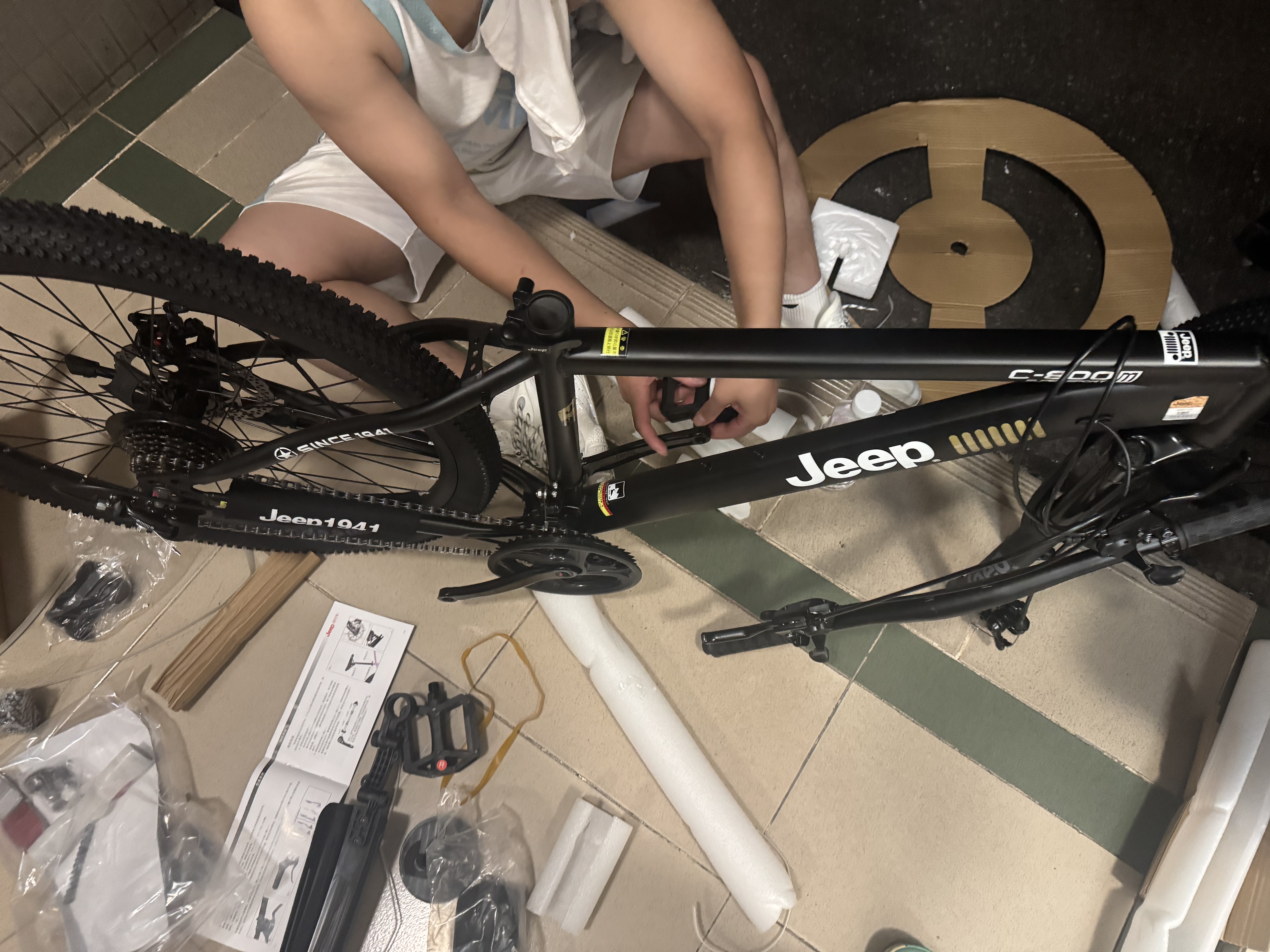 JEEP吉普山地车自行车学生成人减震碟刹通勤变速越野青少年巡航者C800 C800-辐条轮-骑士黑 26寸(建议身高155-180cm) 24速运动版 实拍图