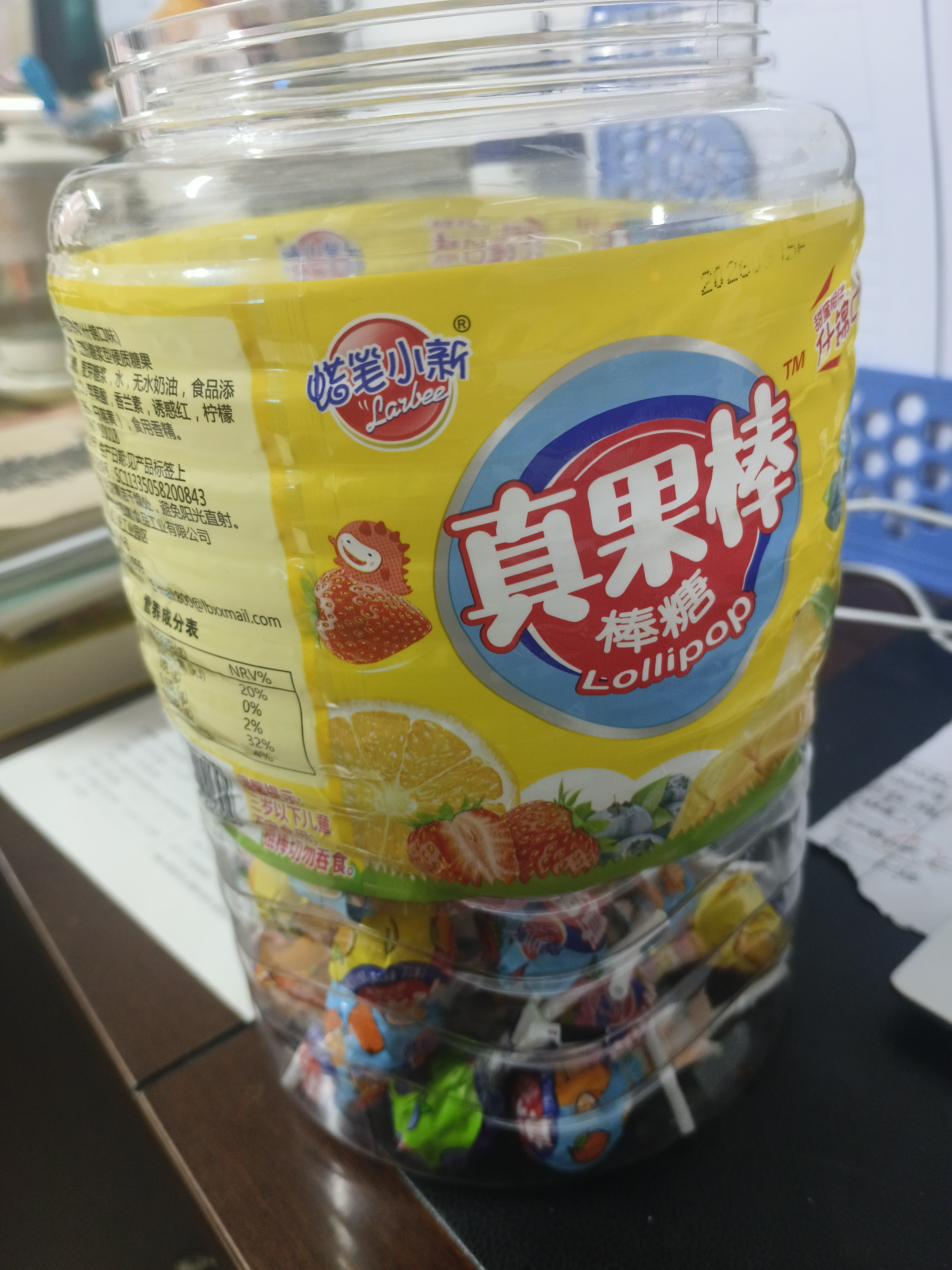 蜡笔小新 真果棒棒糖 1kg*1桶 多种水果口味 休闲零食 散装喜糖 婚庆婚礼 实拍图