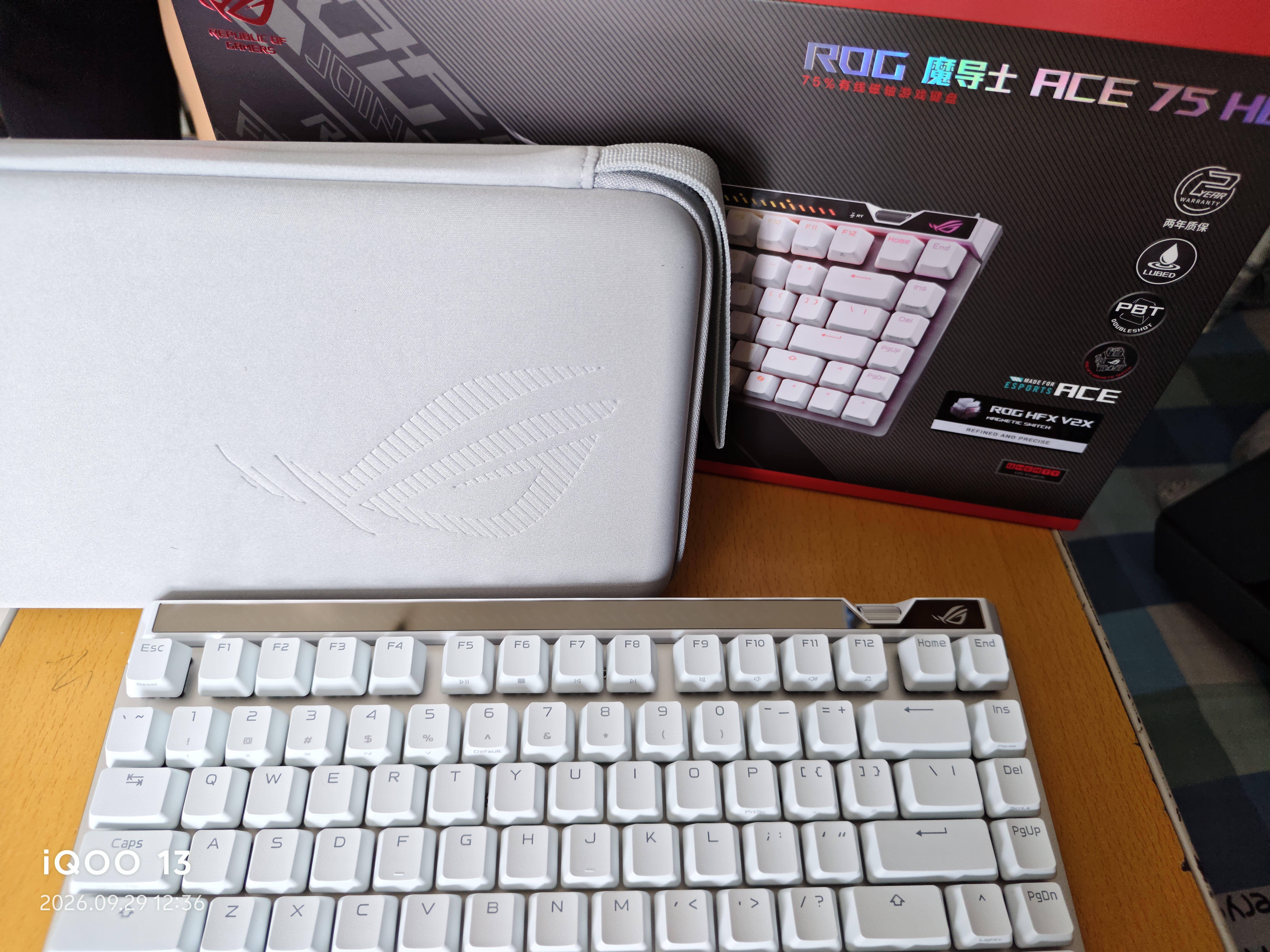 ROG魔导士Ace 75HE V2X有线游戏键盘 磁轴键盘HFX V2X磁轴RT0.01电竞机械键盘小蜜蜂冠军战队同款白色 实拍图