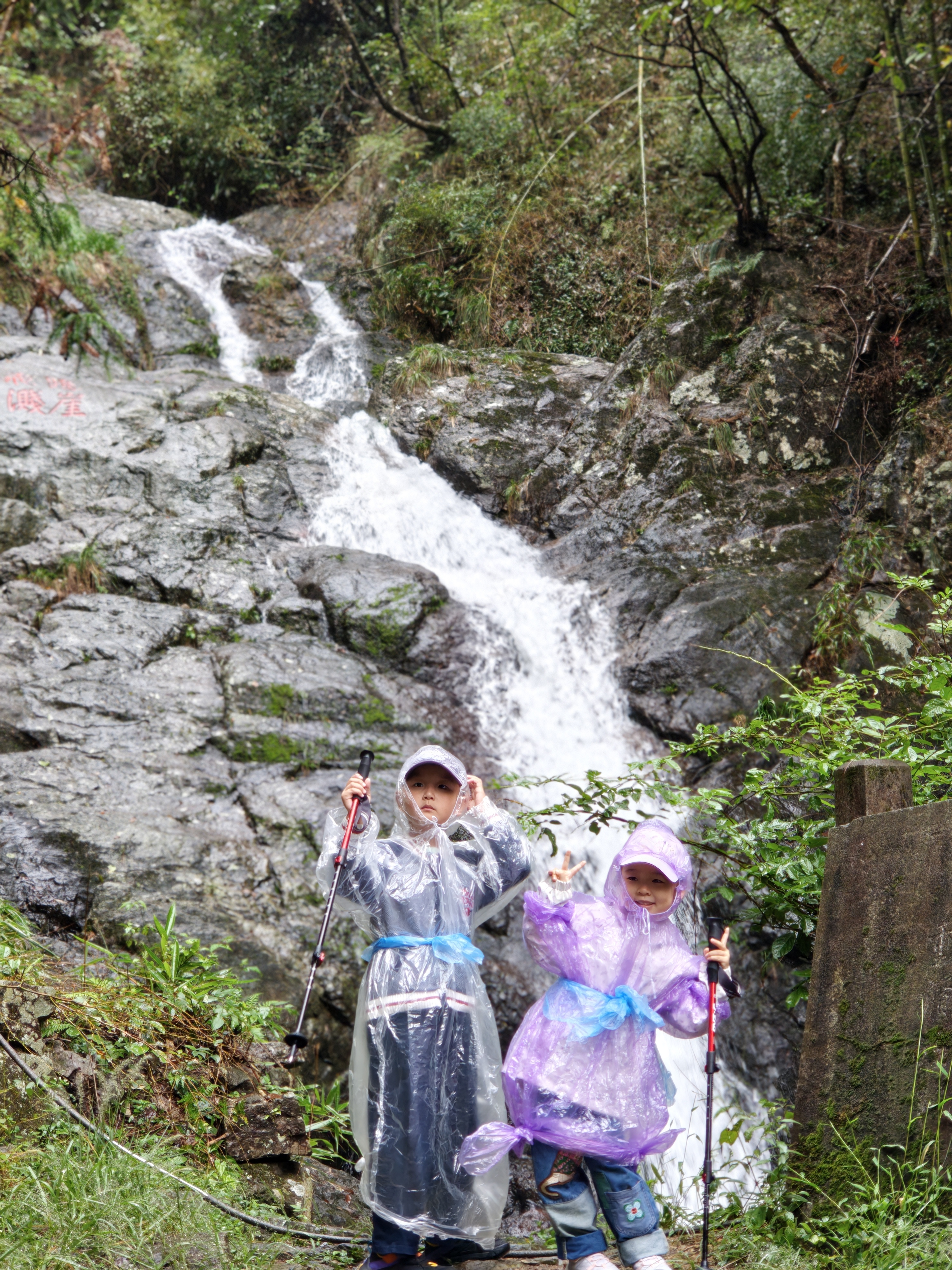 京东京造 儿童户外登山杖 铝合金伸缩安全轻量亲子爬山徒步防滑手杖 红色 实拍图