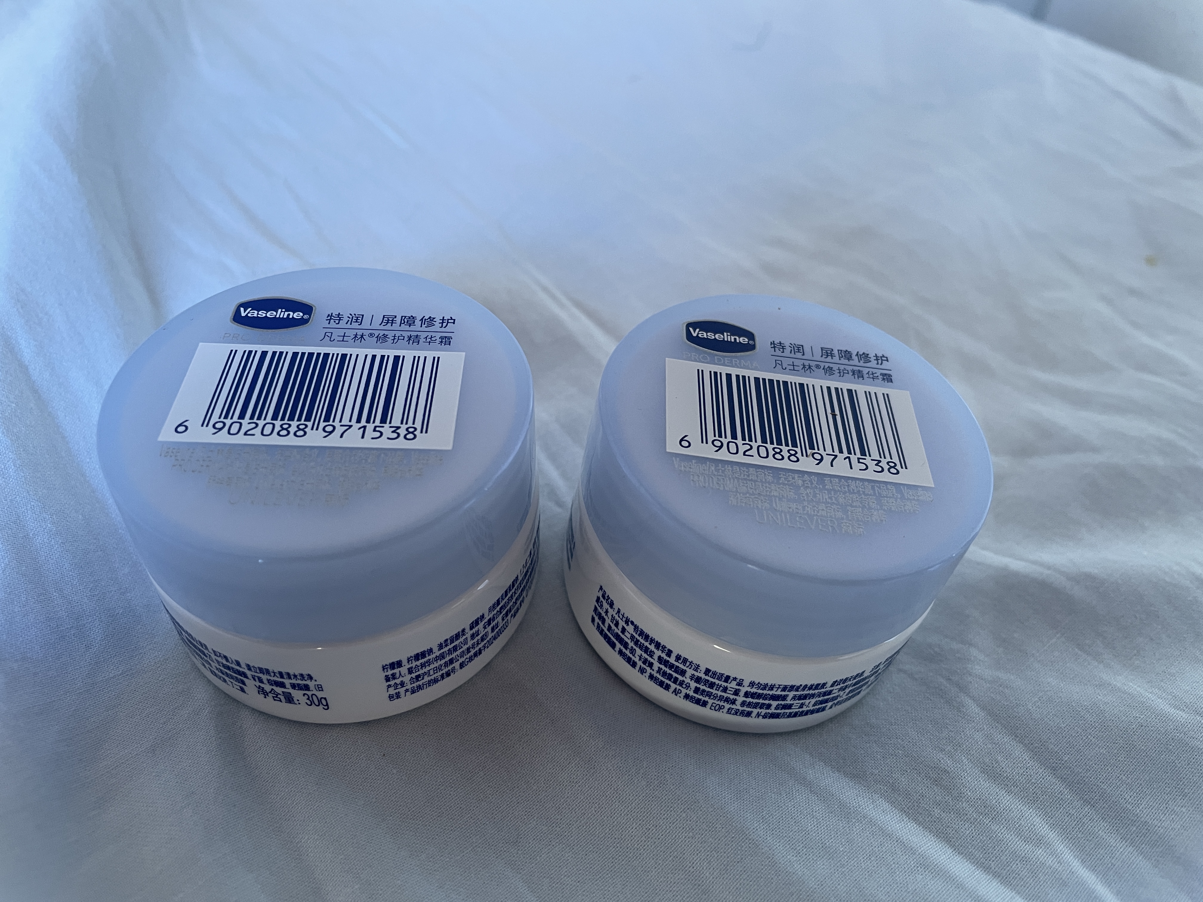 凡士林特润修护精华霜30g 玻尿酸保湿润肤不含烟酰胺留香身体乳两款随机 实拍图