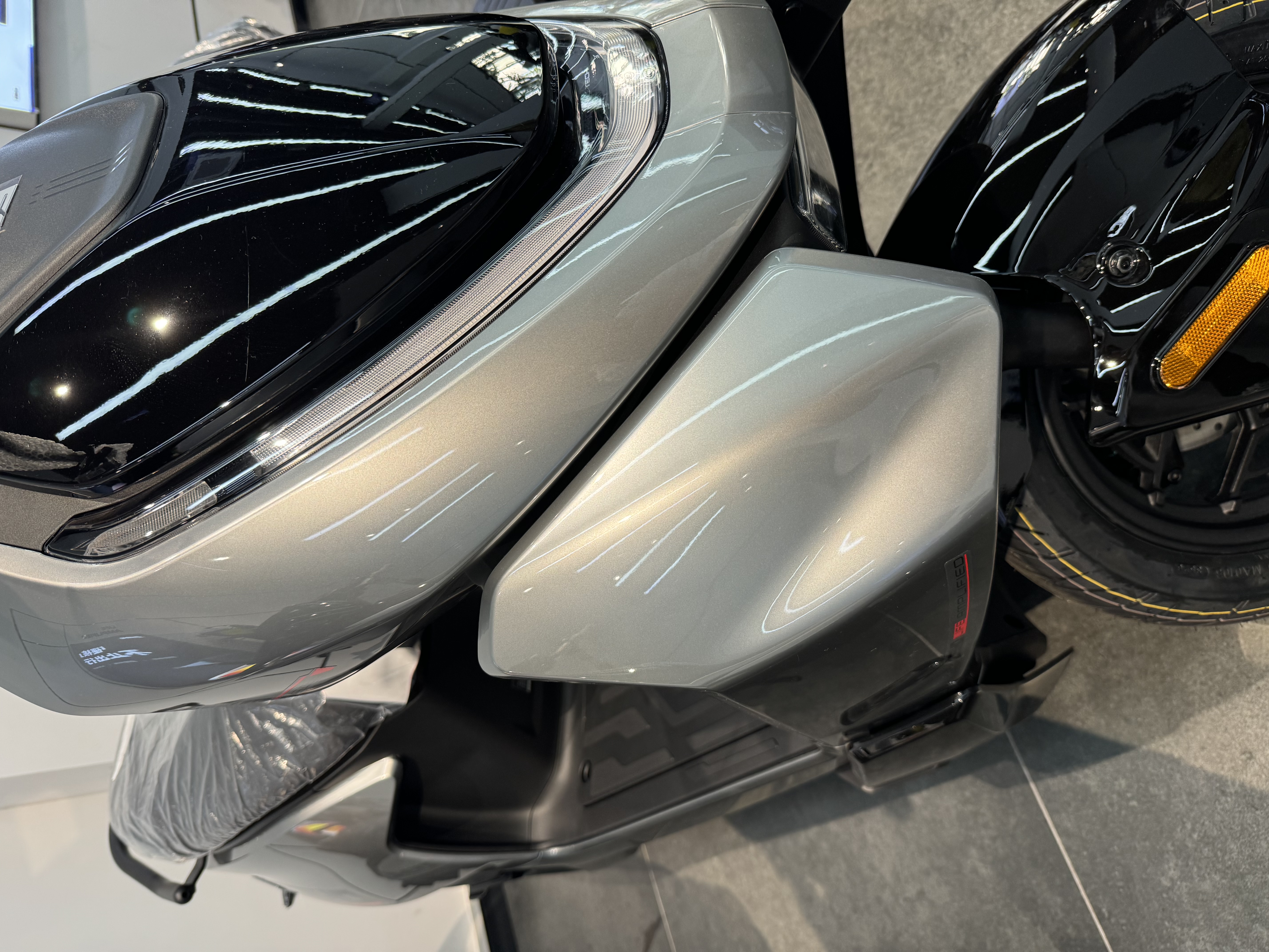 ZEEHO极核【AE4 SE+新款】高性能电摩电动摩托车通勤代步外卖智能电动车 到店自提 AE4 SE+新款 (颜色到店选) 实拍图