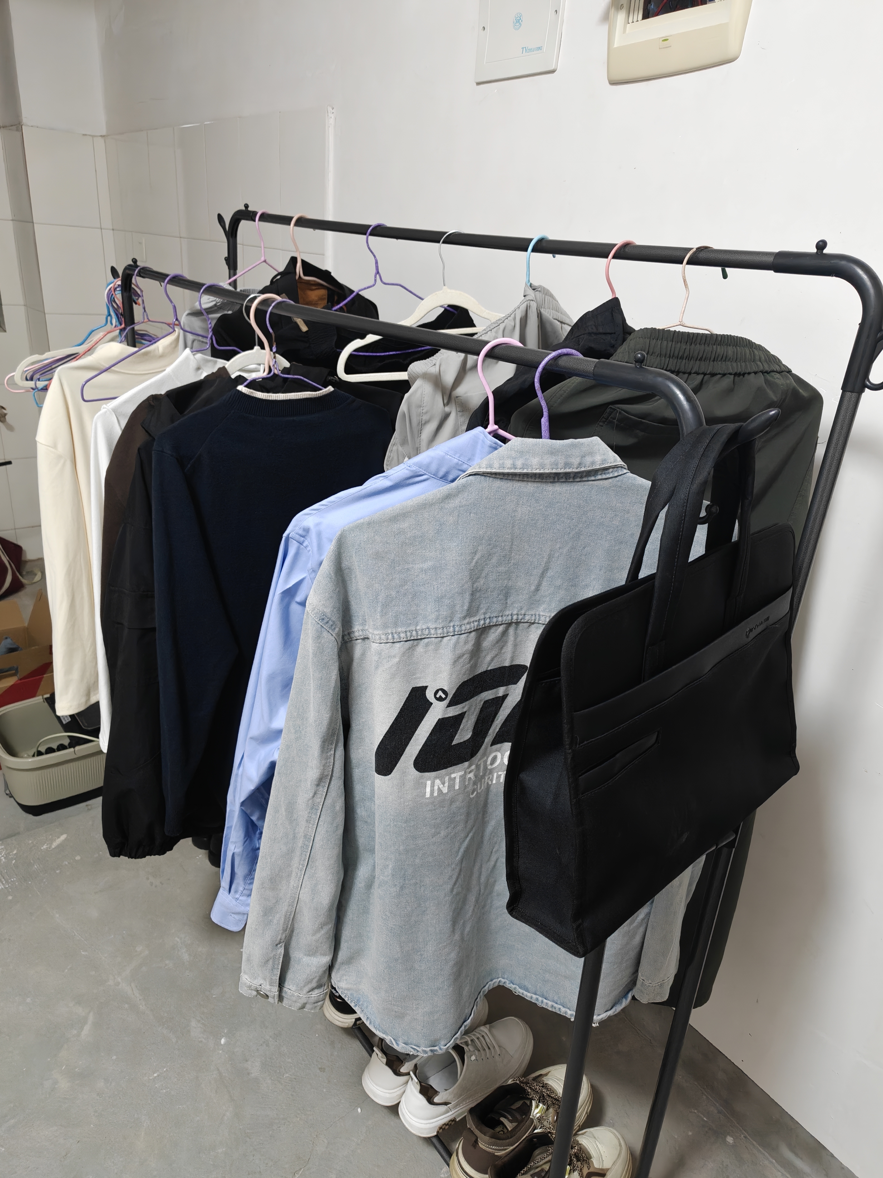 衣架落地卧室家用双杆晾衣架挂衣架子室内衣服衣帽架加粗阳台衣杆 150cm黑【双杆+置物架】 实拍图