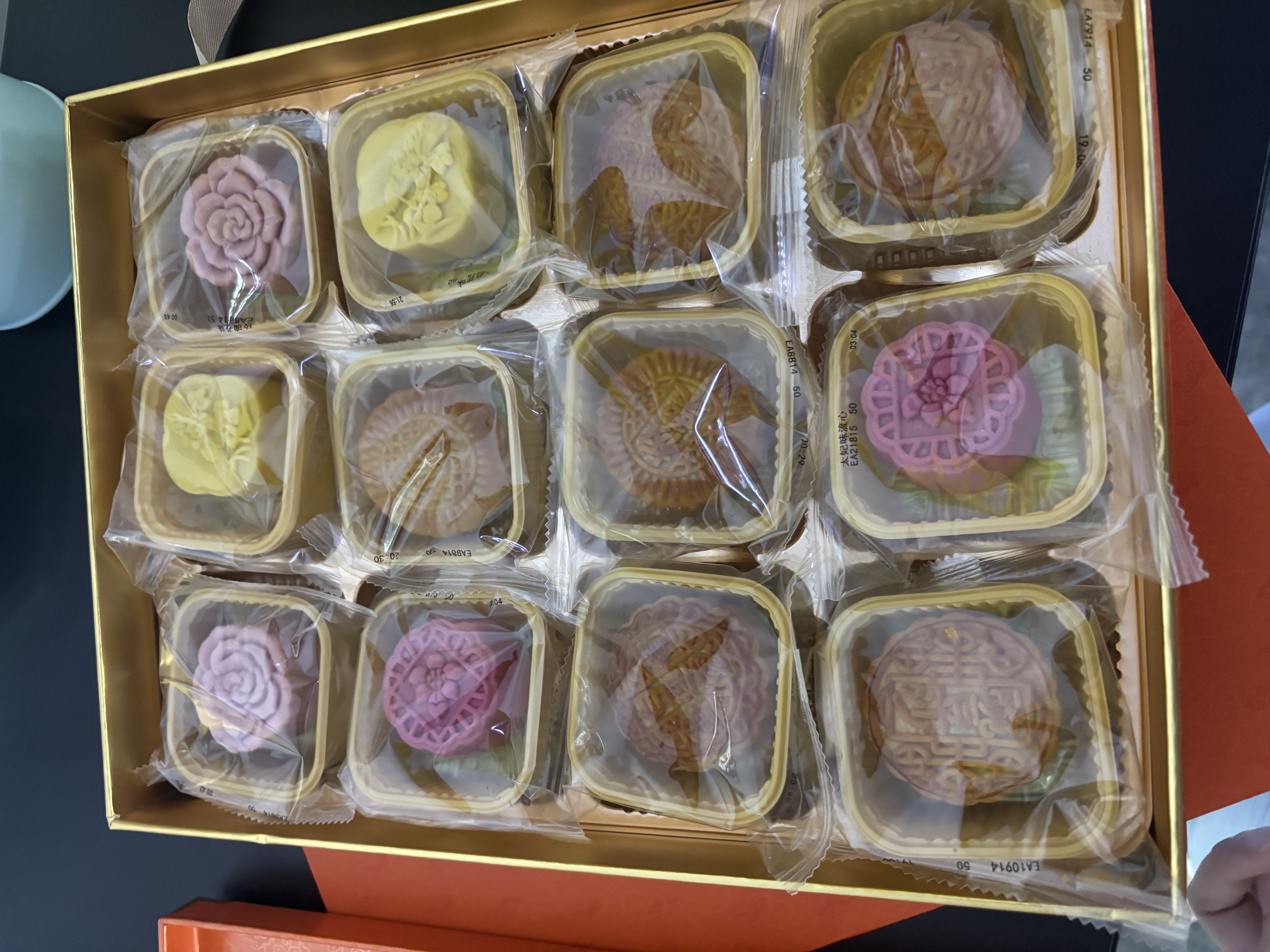 广州酒家月华锦绣月饼礼盒600g 12个 广式蛋黄白莲蓉玫瑰花味中秋团购送礼 实拍图
