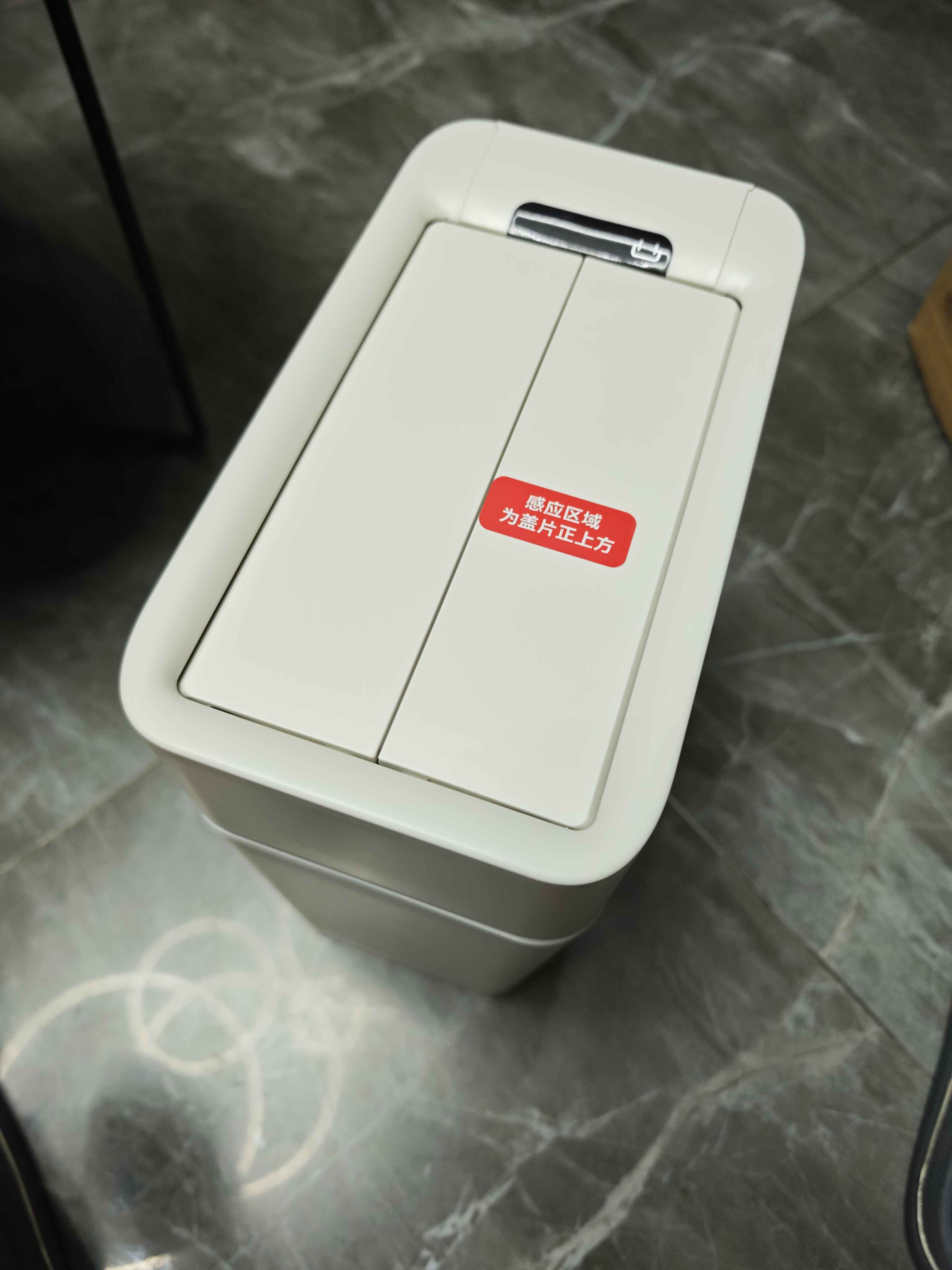 京东京造银离子抗菌智能感应垃圾桶10L中号卫生间夹缝厨房带盖垃圾筒电池 实拍图