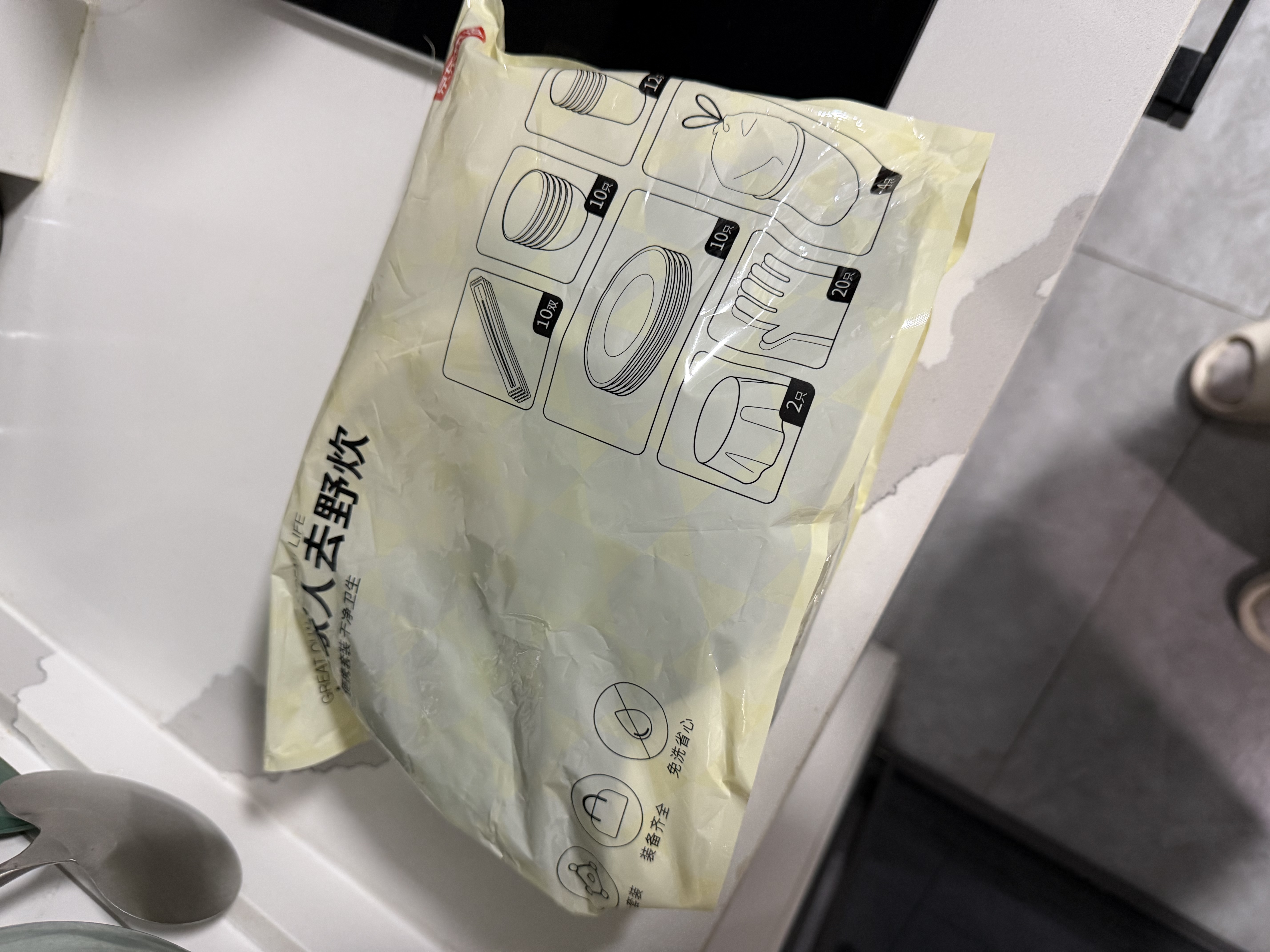 京东京造 一次性餐具套装 杯盘碗筷手套桌布垃圾袋露营10人份【68件套】 实拍图