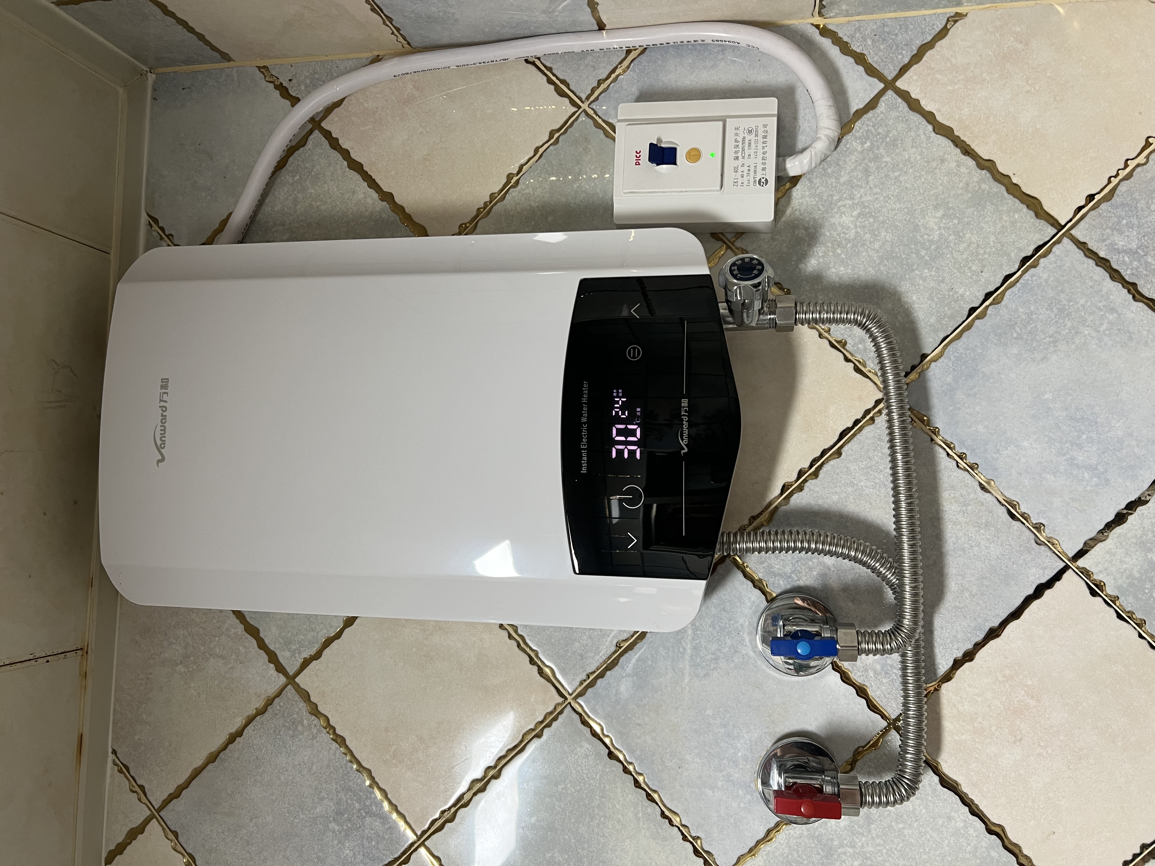 万和（Vanward）即热型变频热水器速热电热水器家用恒温洗澡免储水加热器淋浴器挂墙厨房热水器 实拍图