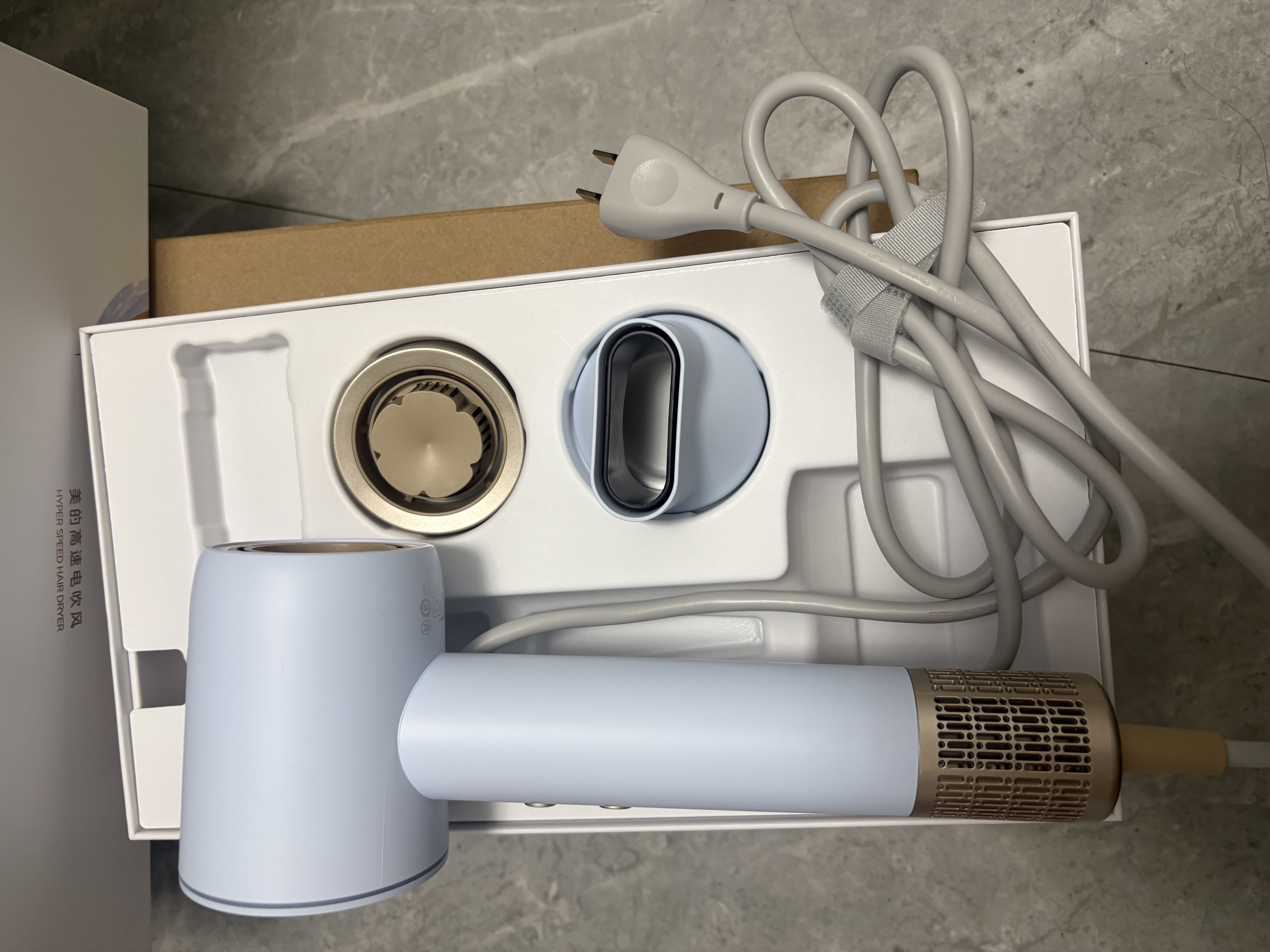 美的（Midea）【晒单返30】高速吹风机新品 66亿等离子护发电吹风家用速干大功率负离子精油润养FG301生日礼物 实拍图