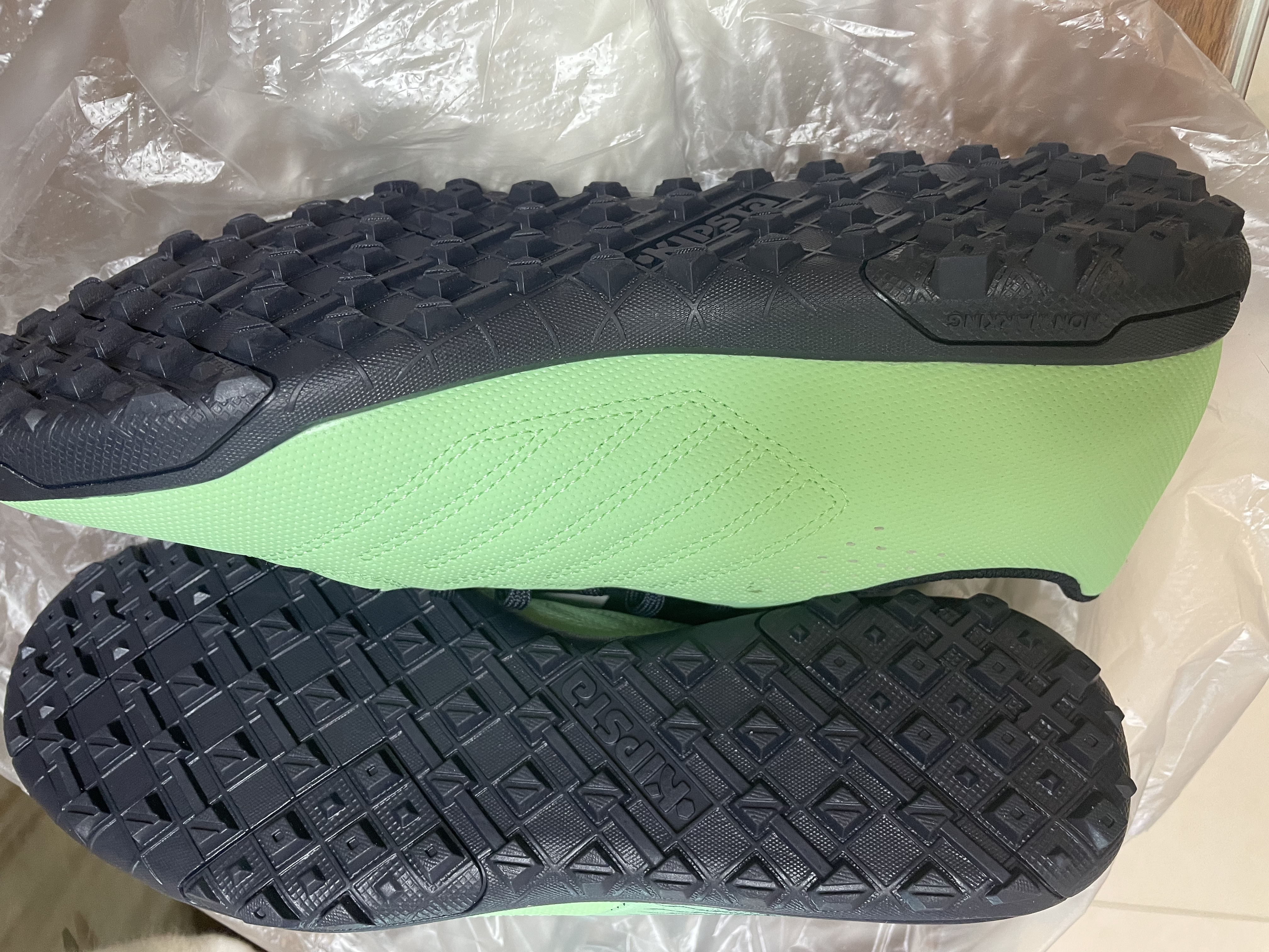 迪卡侬（DECATHLON）足球鞋男碎钉TF碎钉鞋室内足球人造草学生荧光绿42 2757196 实拍图