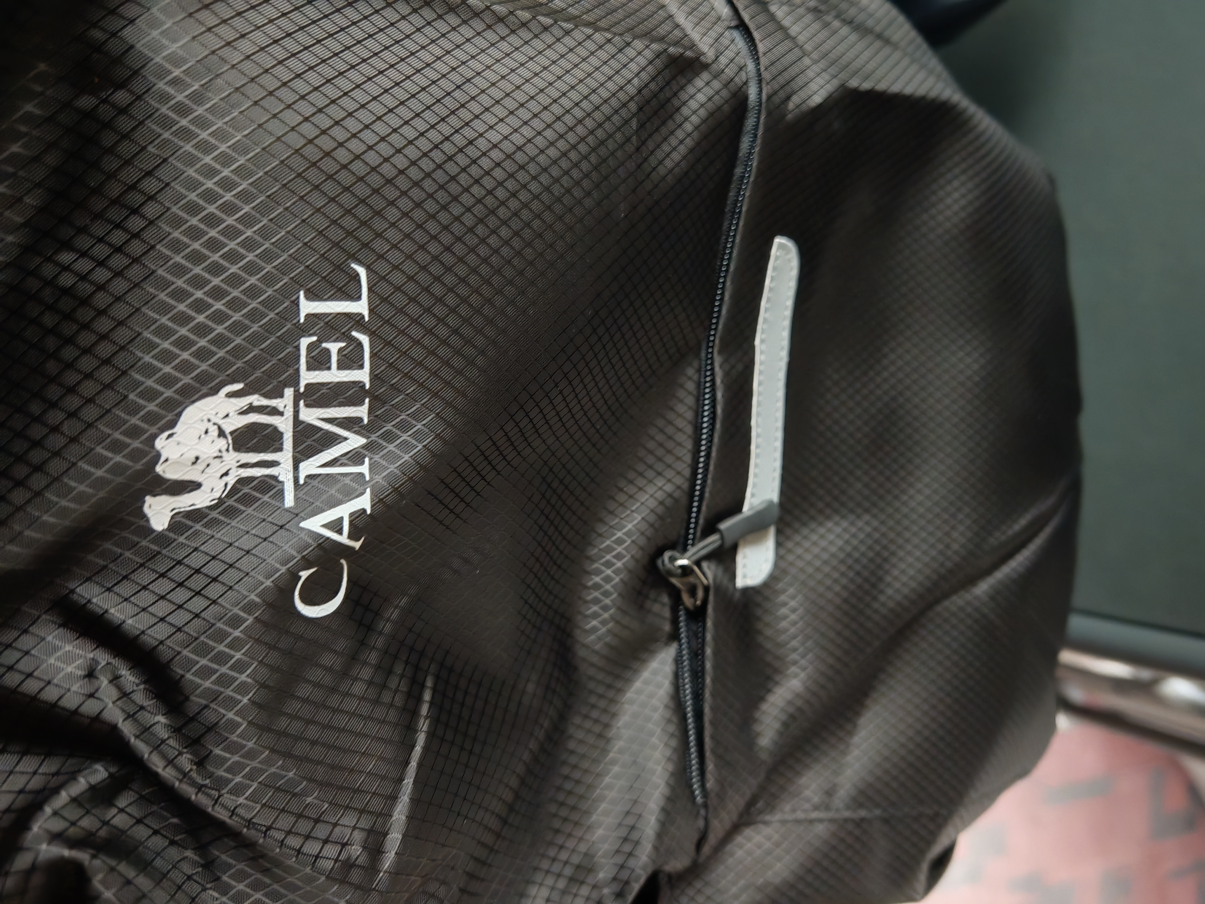 骆驼轻便双肩背包骑行背包男纯色折叠包户外运动休闲旅行登山包女 黑色，133DB02006 16L 实拍图