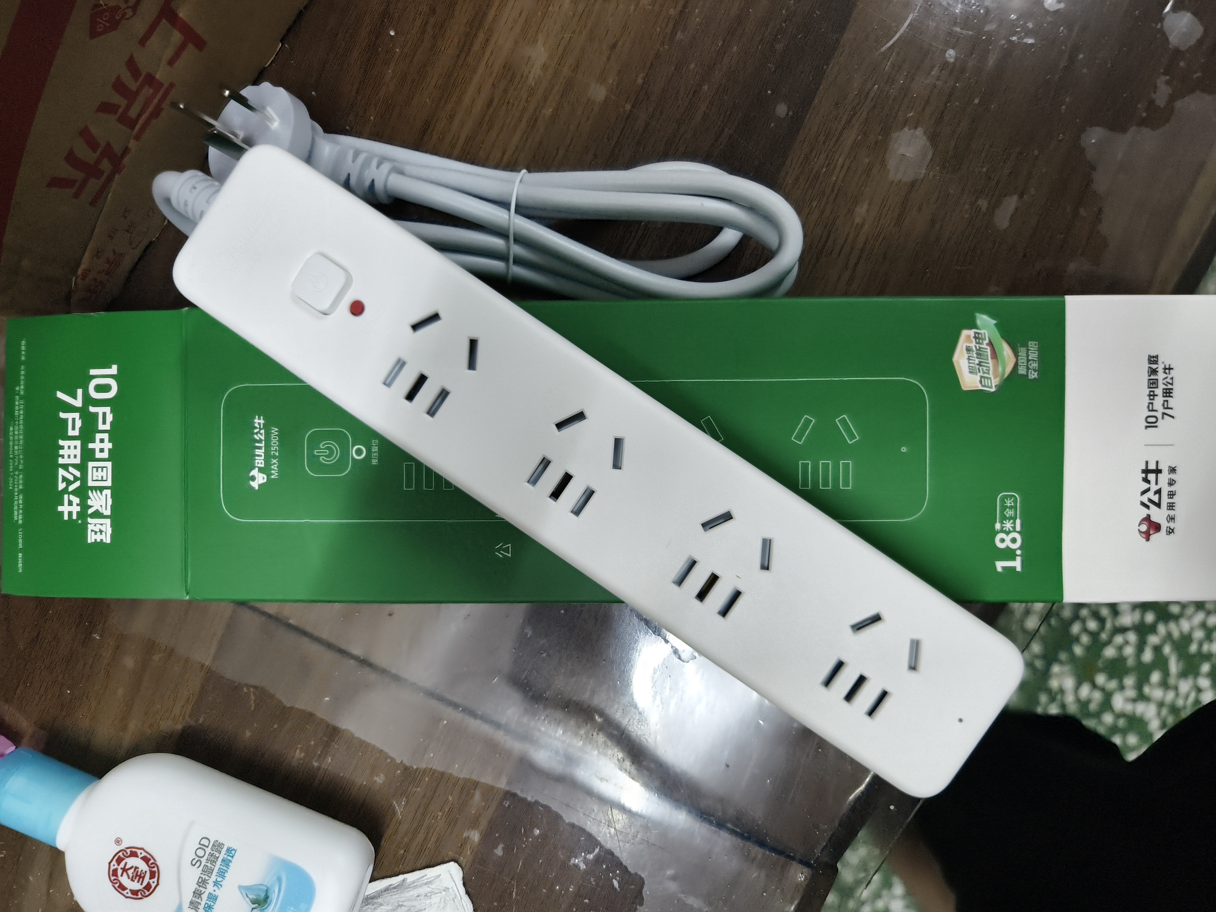 公牛（BULL）新国标过载超功率保护插座/插线板/插排/宿舍家用桌面排插  3C认证  4位总控全长1.8米  GN-B2040 实拍图