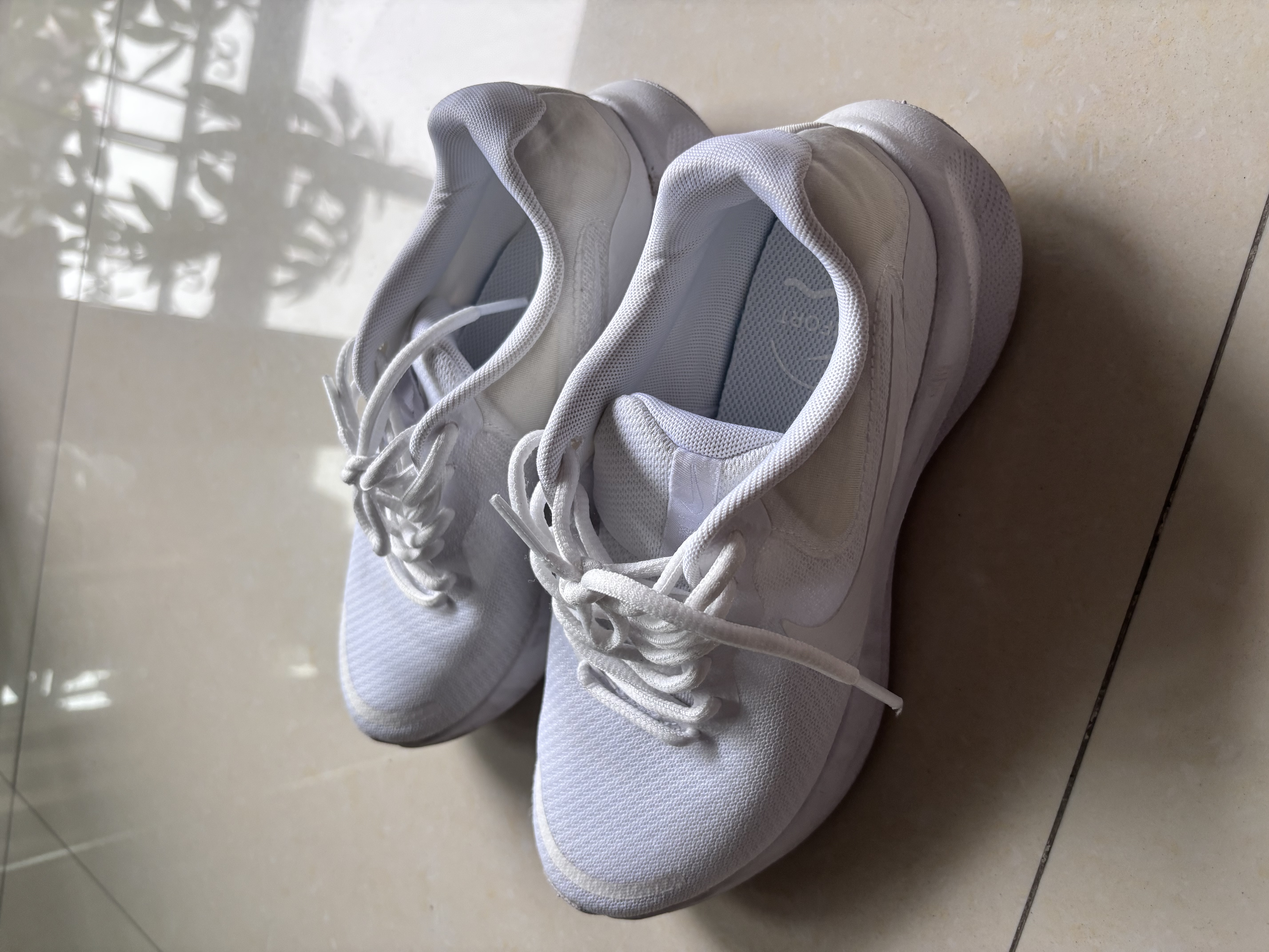 耐克NIKE跑步鞋女减震透气REVOLUTION 7运动鞋FB2208-100白37.5 实拍图