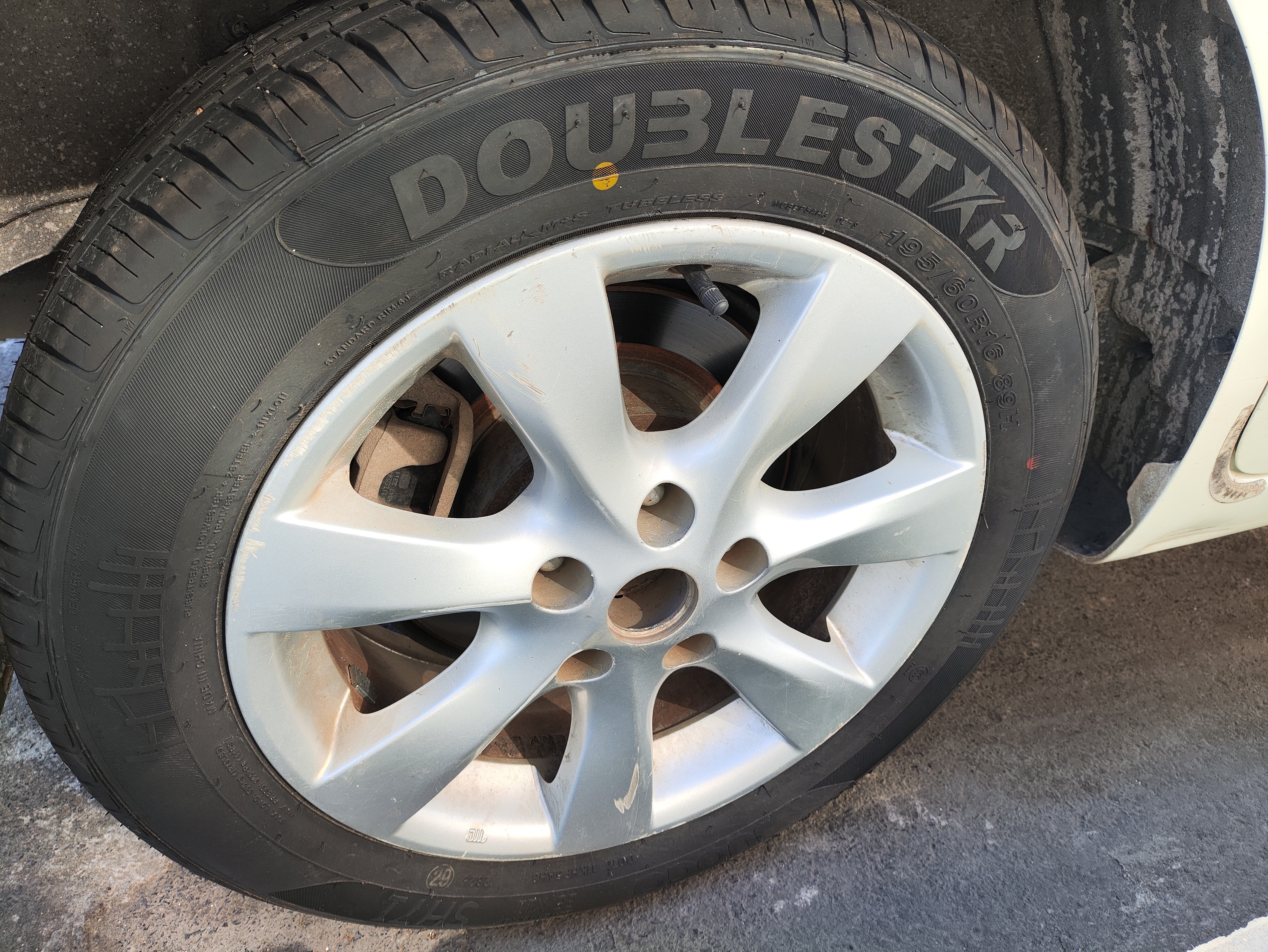 双星JUOGO轮胎 195/60R16 89H X11 适配新轩逸/骐达/启辰D60 实拍图