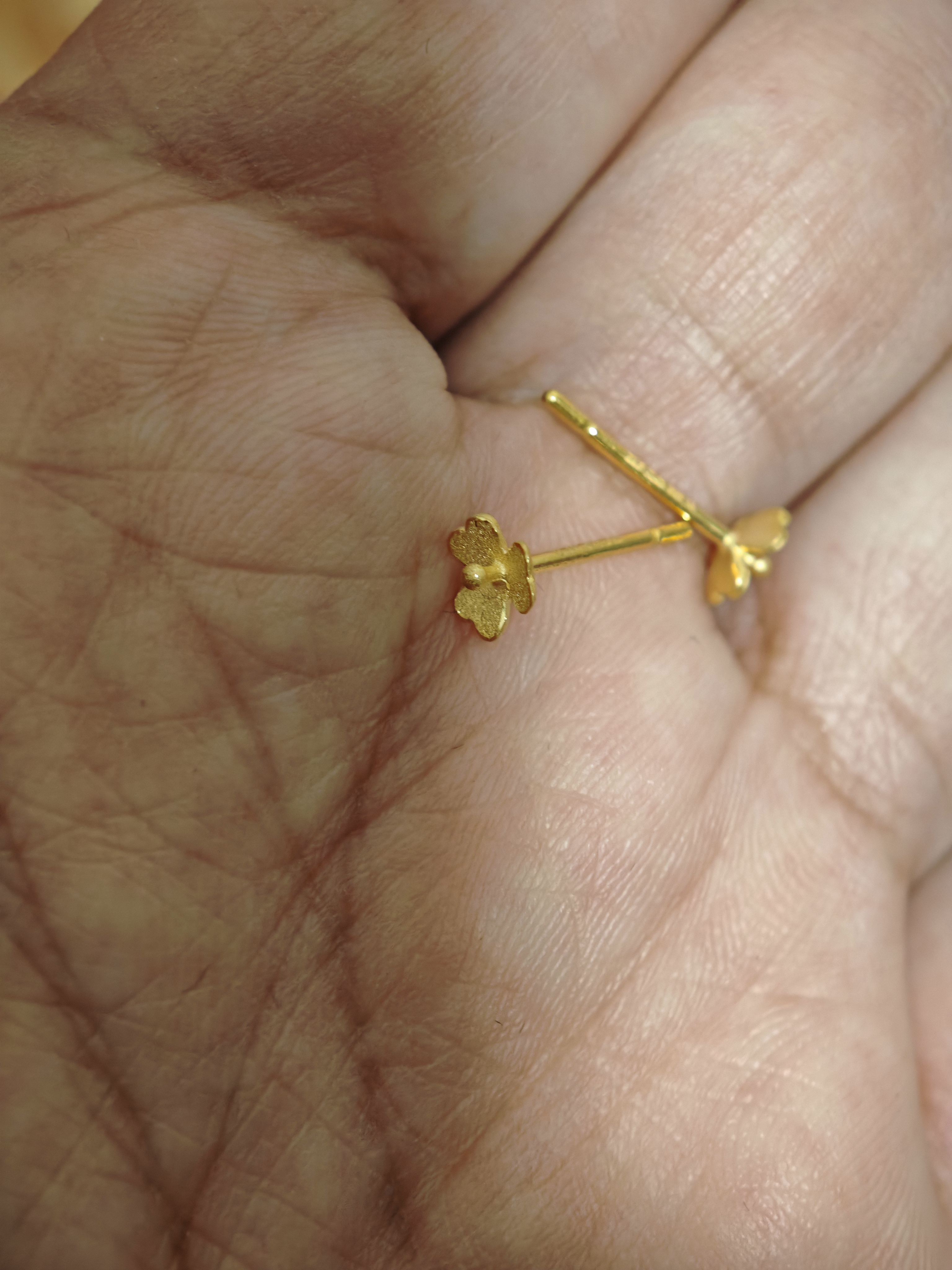 周六福足金999耳钉黄金耳钉女款迷你小金花耳饰 计价 0.67g 实拍图