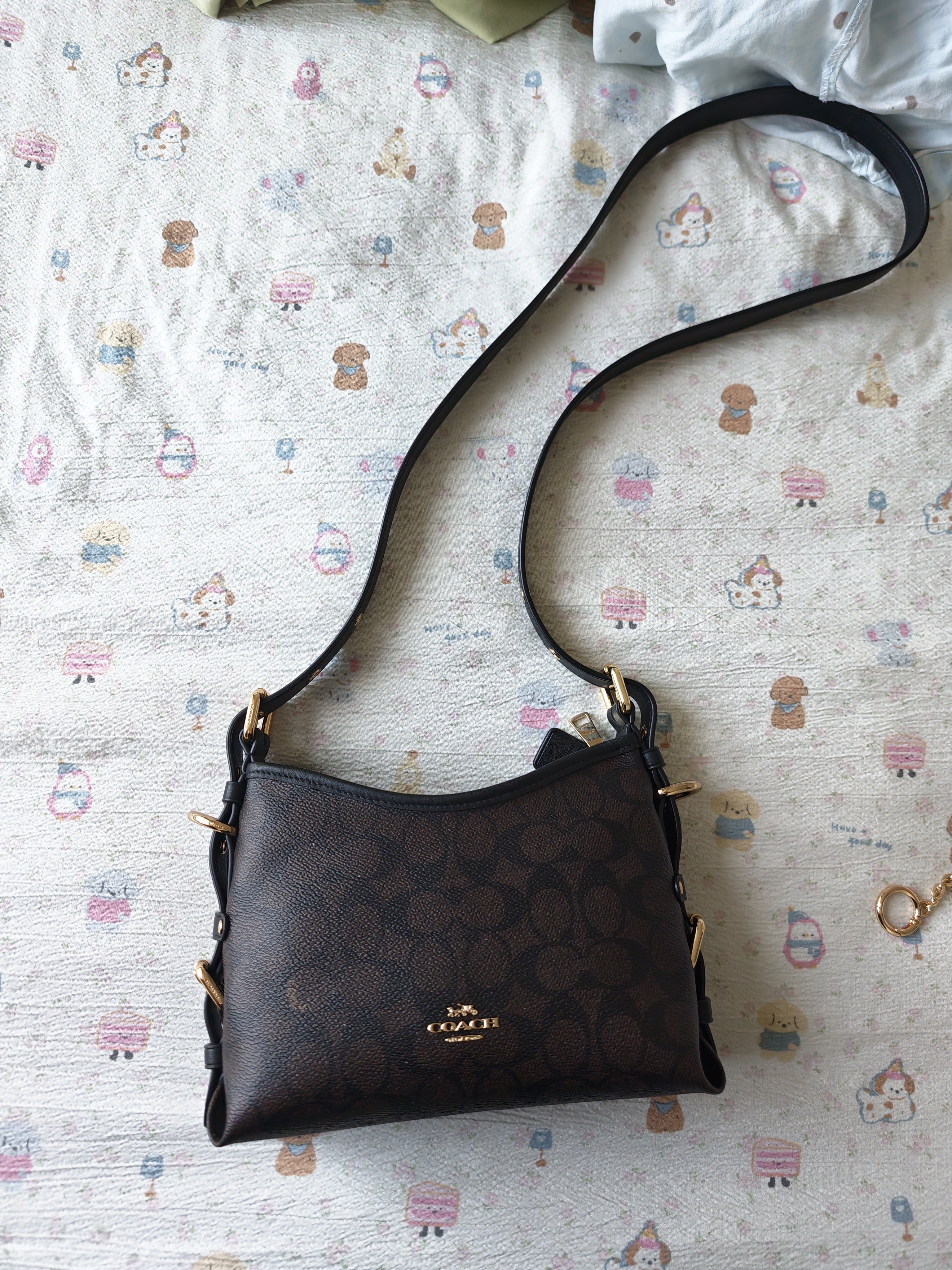 蔻驰（COACH）新款奥莱女士女包经典标志扣件细节LAUREL 22号单肩斜挎包流浪包 IM/胡桃木色/黑色 实拍图