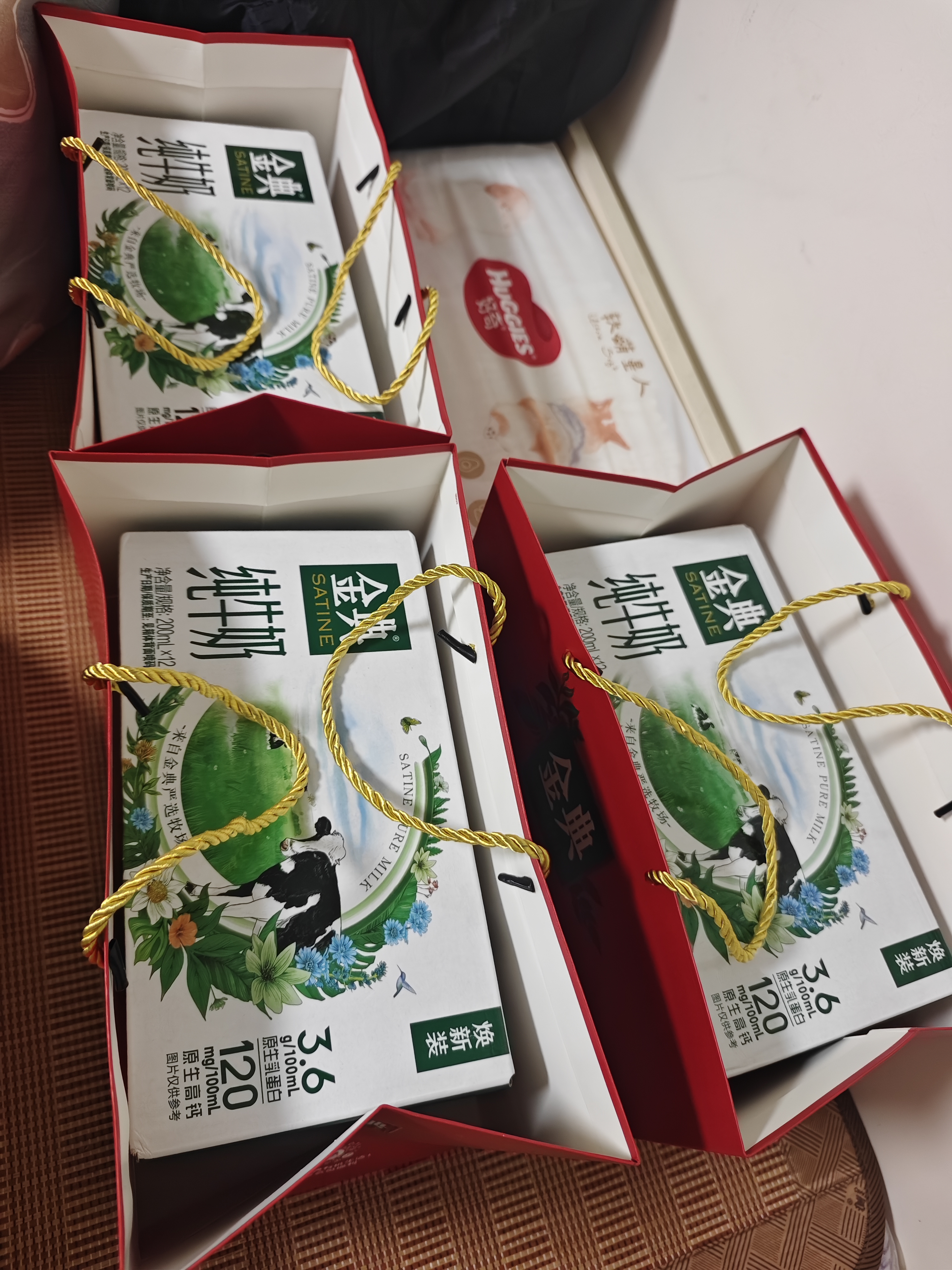 伊利【新鲜日期】金典纯牛奶 200ml*12 3.6g乳蛋白中秋礼品礼盒装  实拍图