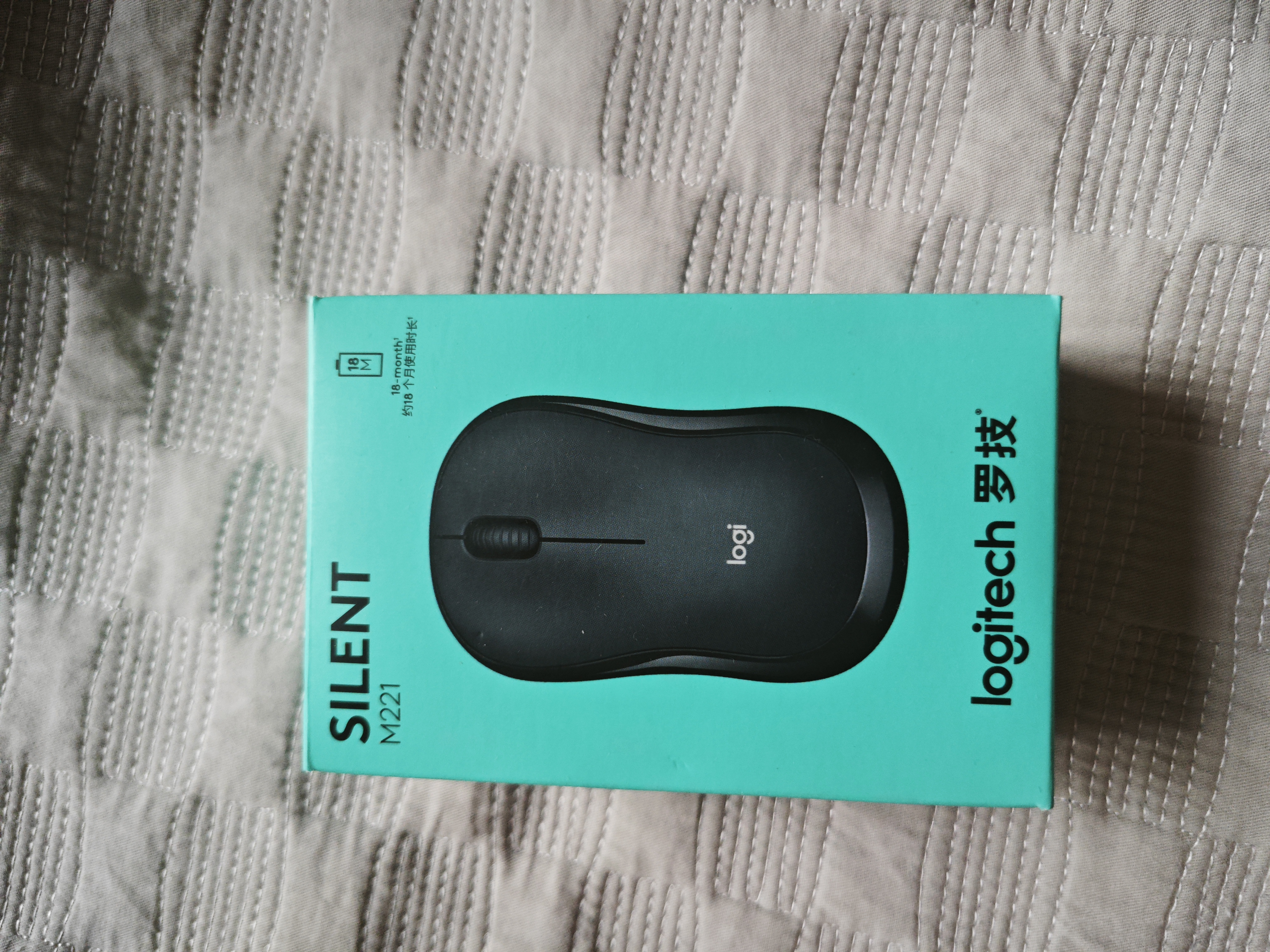 罗技（Logitech）M221 轻音鼠标 无线鼠标 办公鼠标 对称鼠标 带无线微型接收器 薄荷绿 实拍图